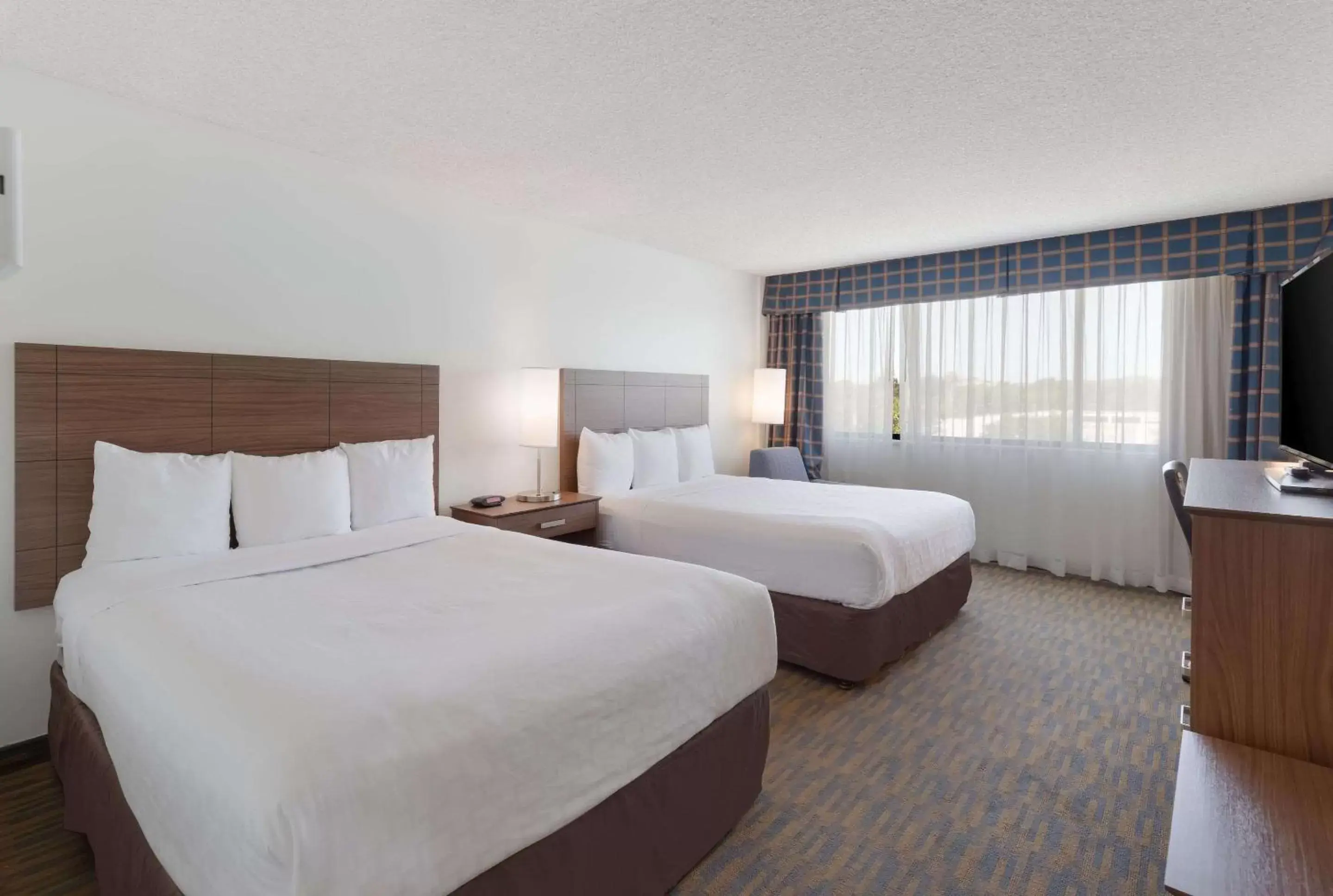 Bedroom, Bed in Clarion Hotel Concord Walnut Creek