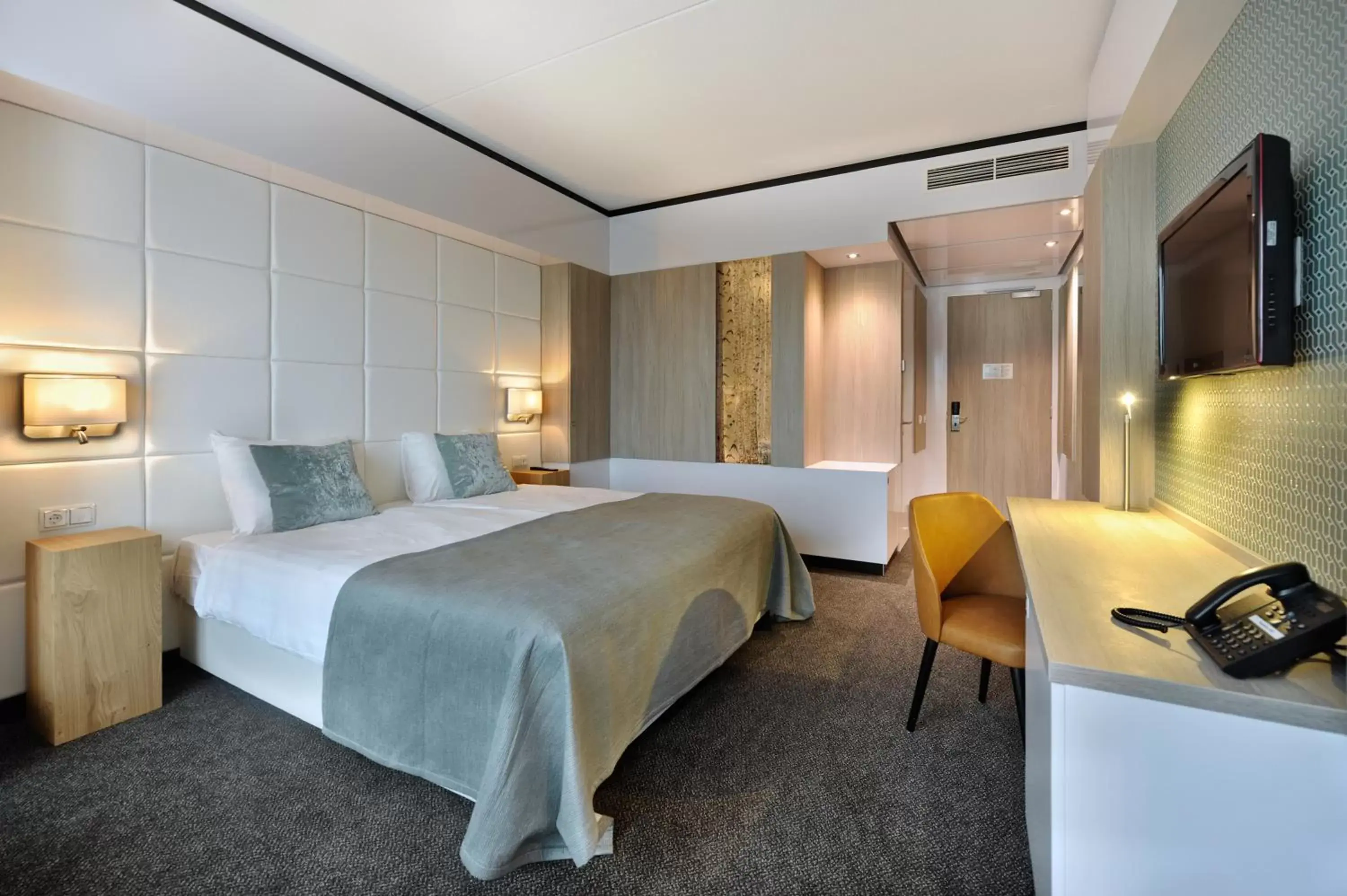 Photo of the whole room, Bed in Van der Valk Hotel Tiel