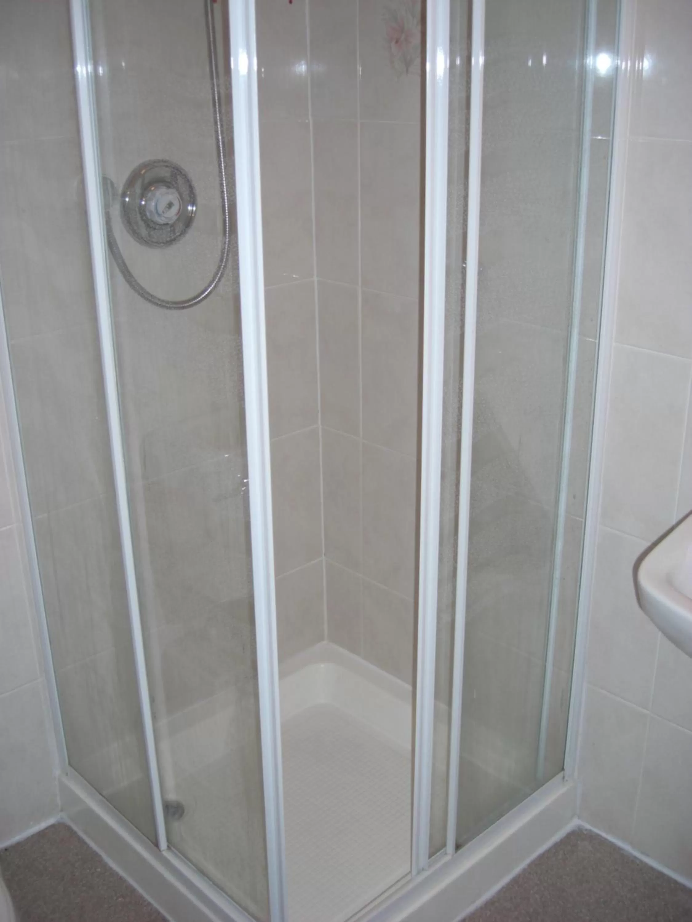 Shower in Lynebank House Hotel, Bed & Breakfast
