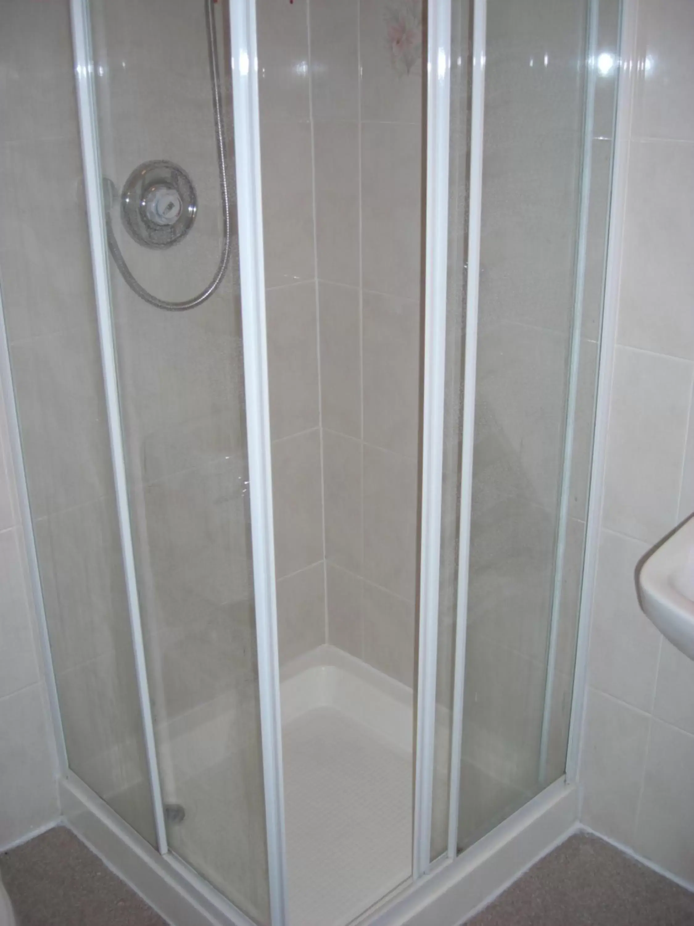 Shower, Bathroom in Lynebank House Hotel, Bed & Breakfast