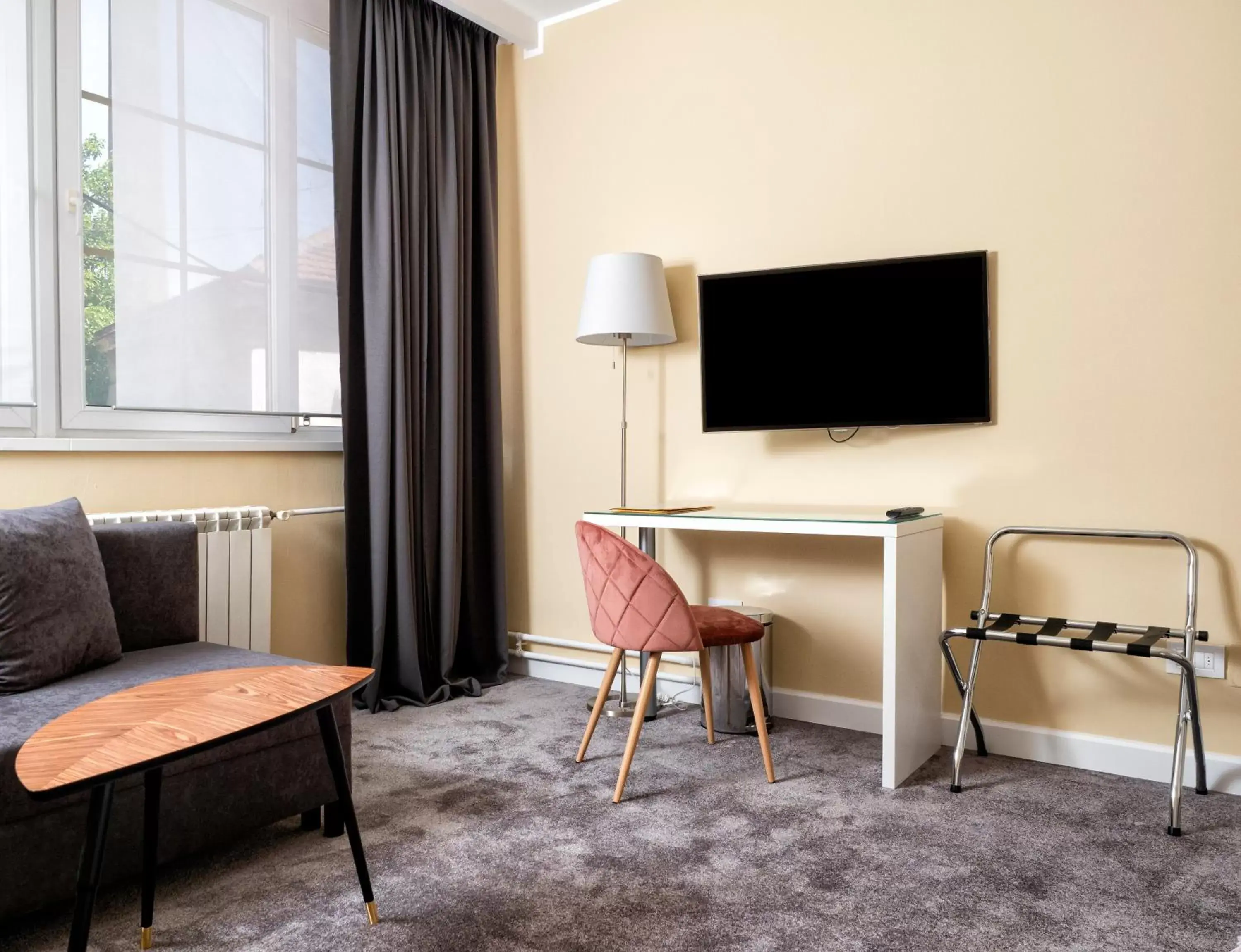 TV and multimedia, TV/Entertainment Center in Garni Hotel Le Petit Piaf