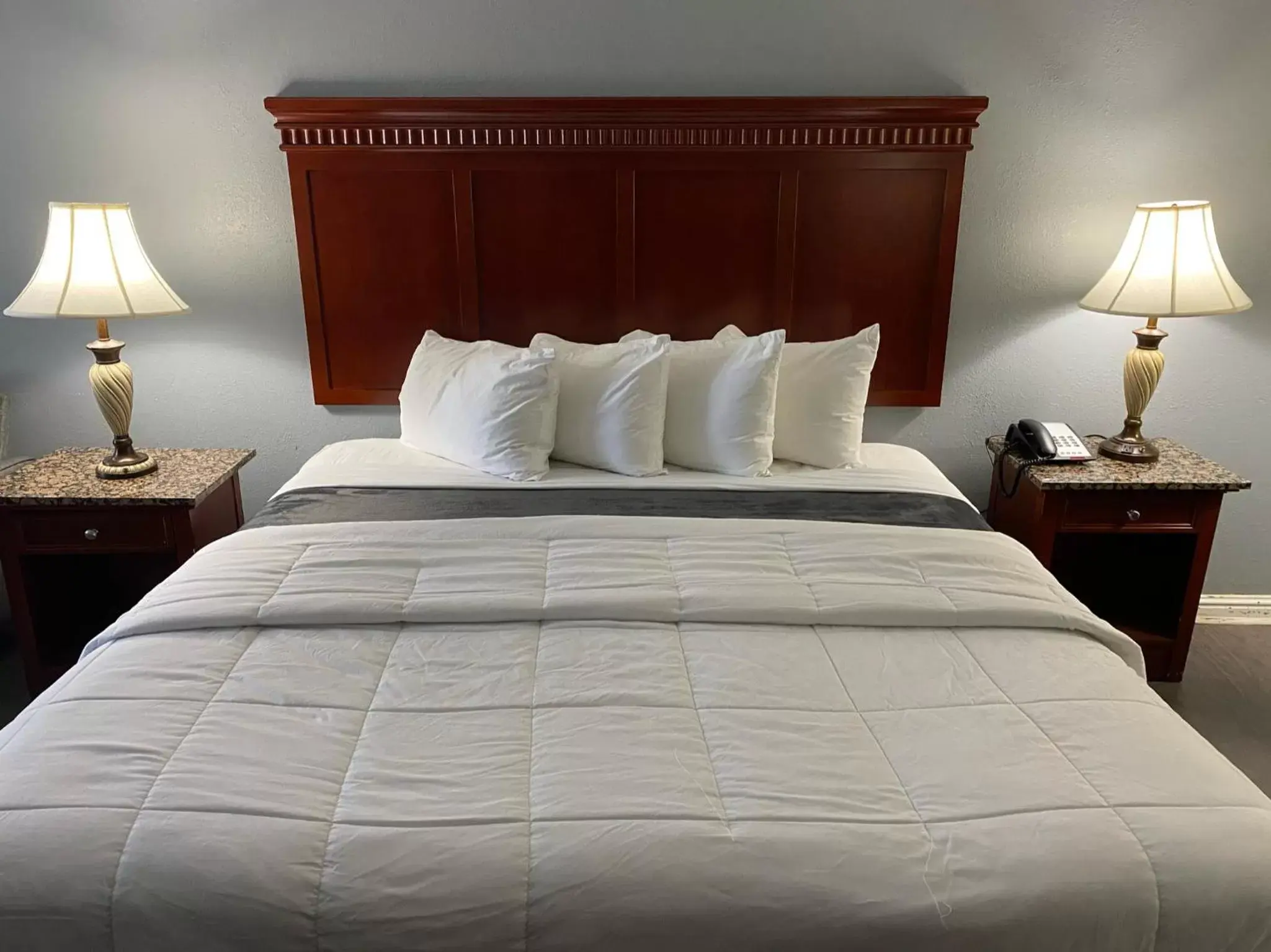 Bed in Quarters Inn & Suites