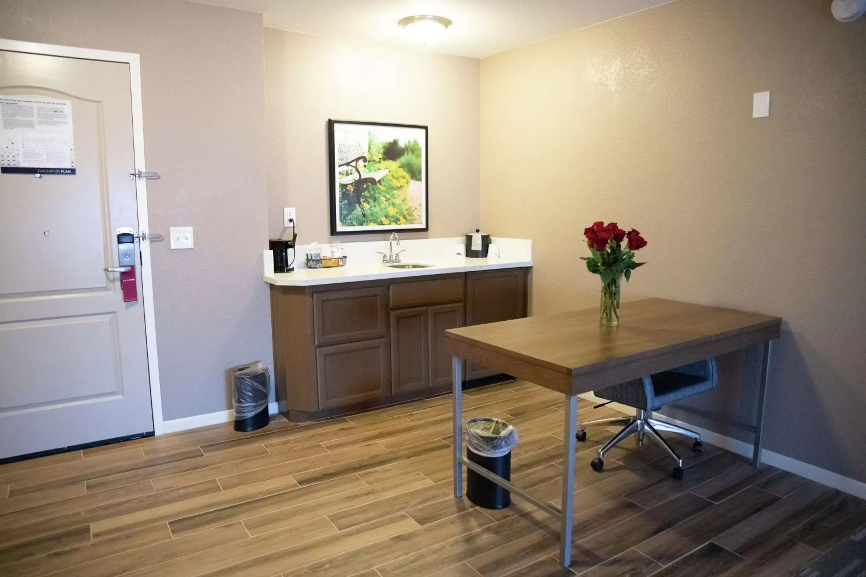 Bedroom, Kitchen/Kitchenette in Hampton Inn & Suites Fresno