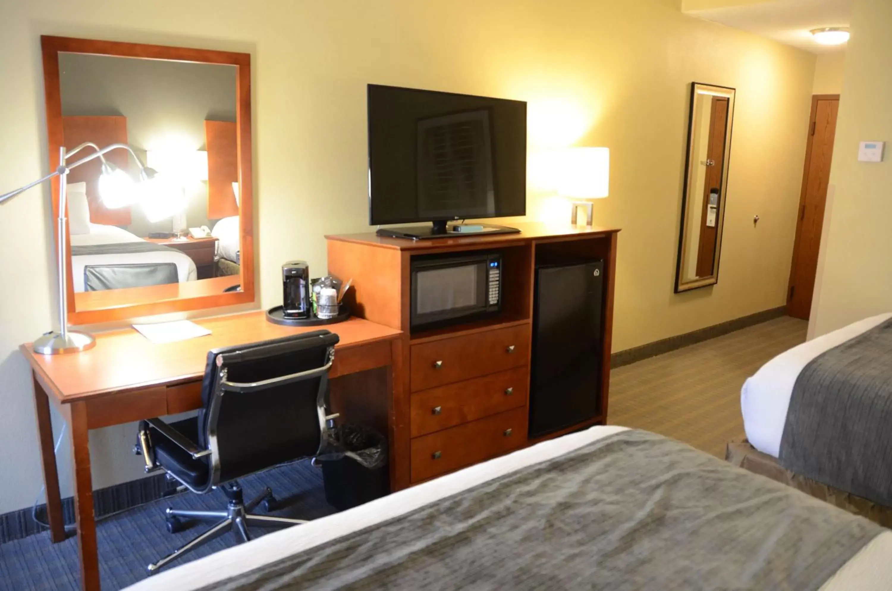 Bedroom, TV/Entertainment Center in Best Western Delta Inn