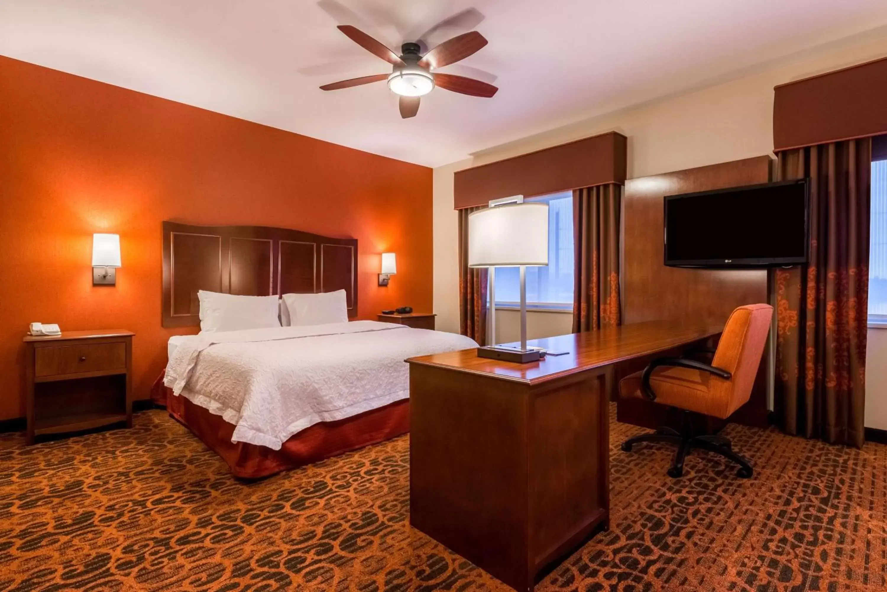 Bedroom, TV/Entertainment Center in Hampton Inn & Suites Boulder North