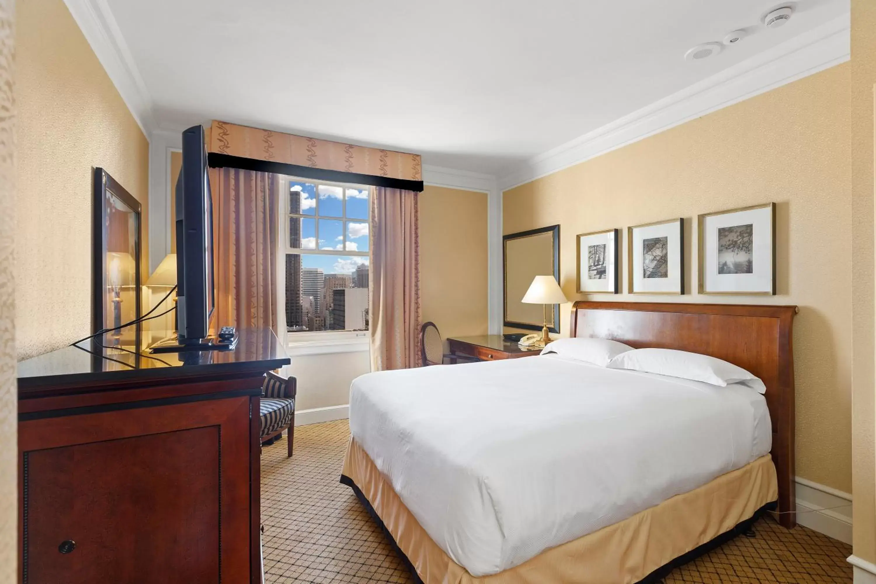 Bedroom, Bed in InterContinental Mark Hopkins San Francisco, an IHG Hotel