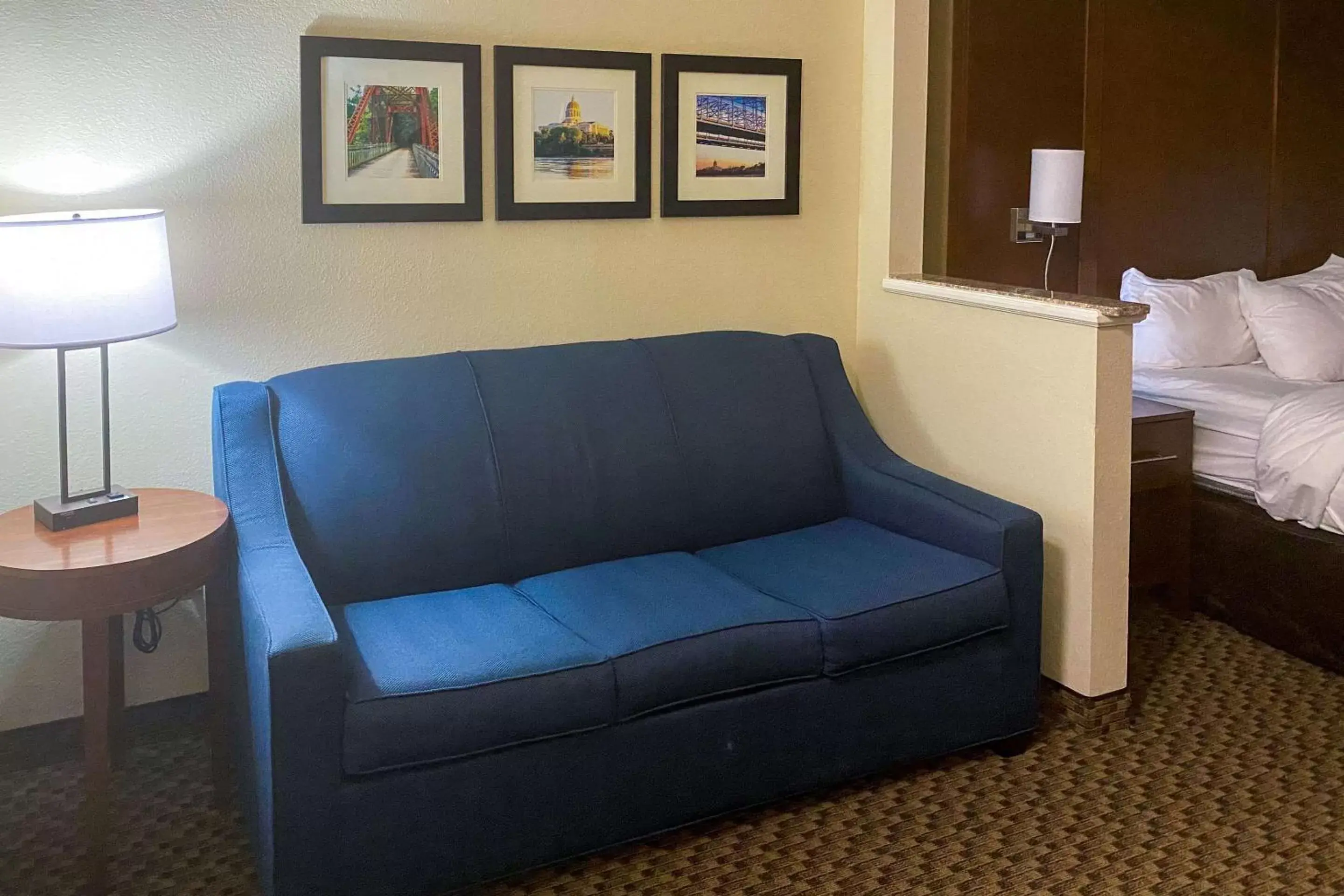 Photo of the whole room, Seating Area in Comfort Suites - Jefferson City