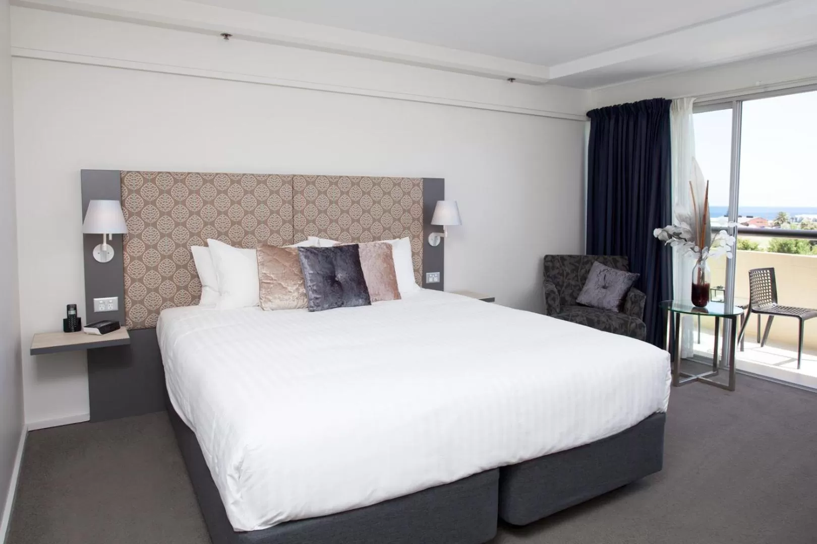 Restaurant/places to eat, Bed in The Lord Forrest Hotel