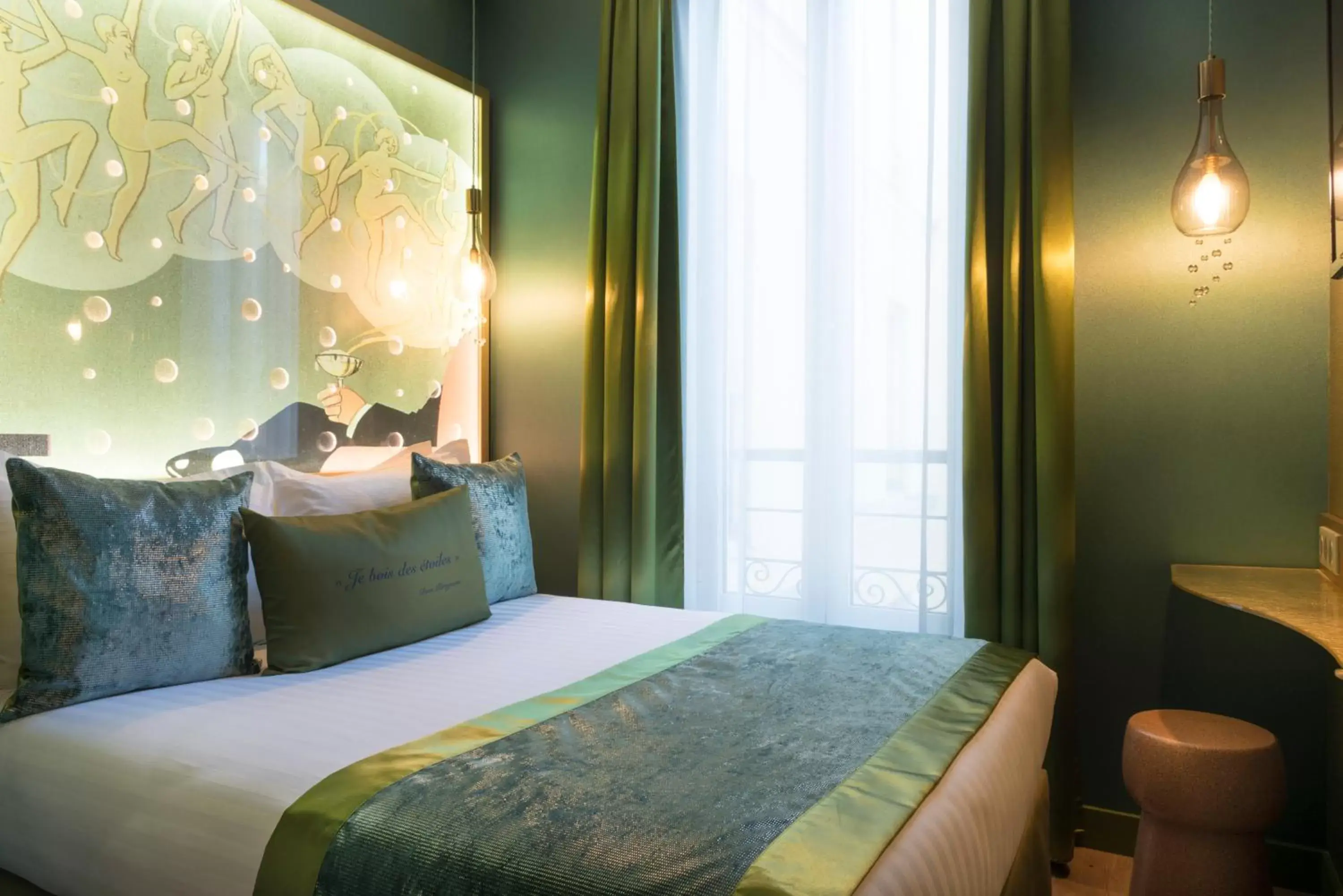 Bed in Hotel Les Bulles De Paris
