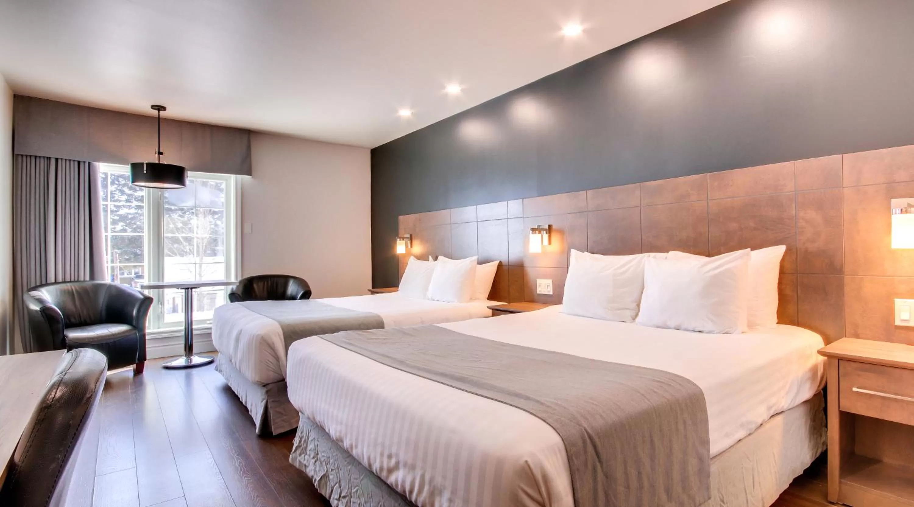 Photo of the whole room, Bed in Hôtel Marineau Shawinigan