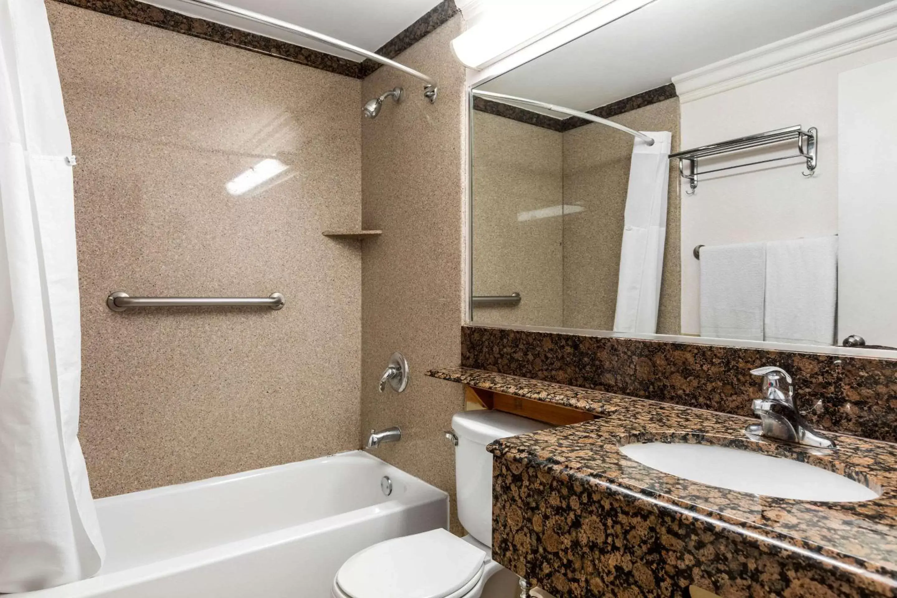 Bathroom in Quality Inn Lomita-Los Angeles South Bay