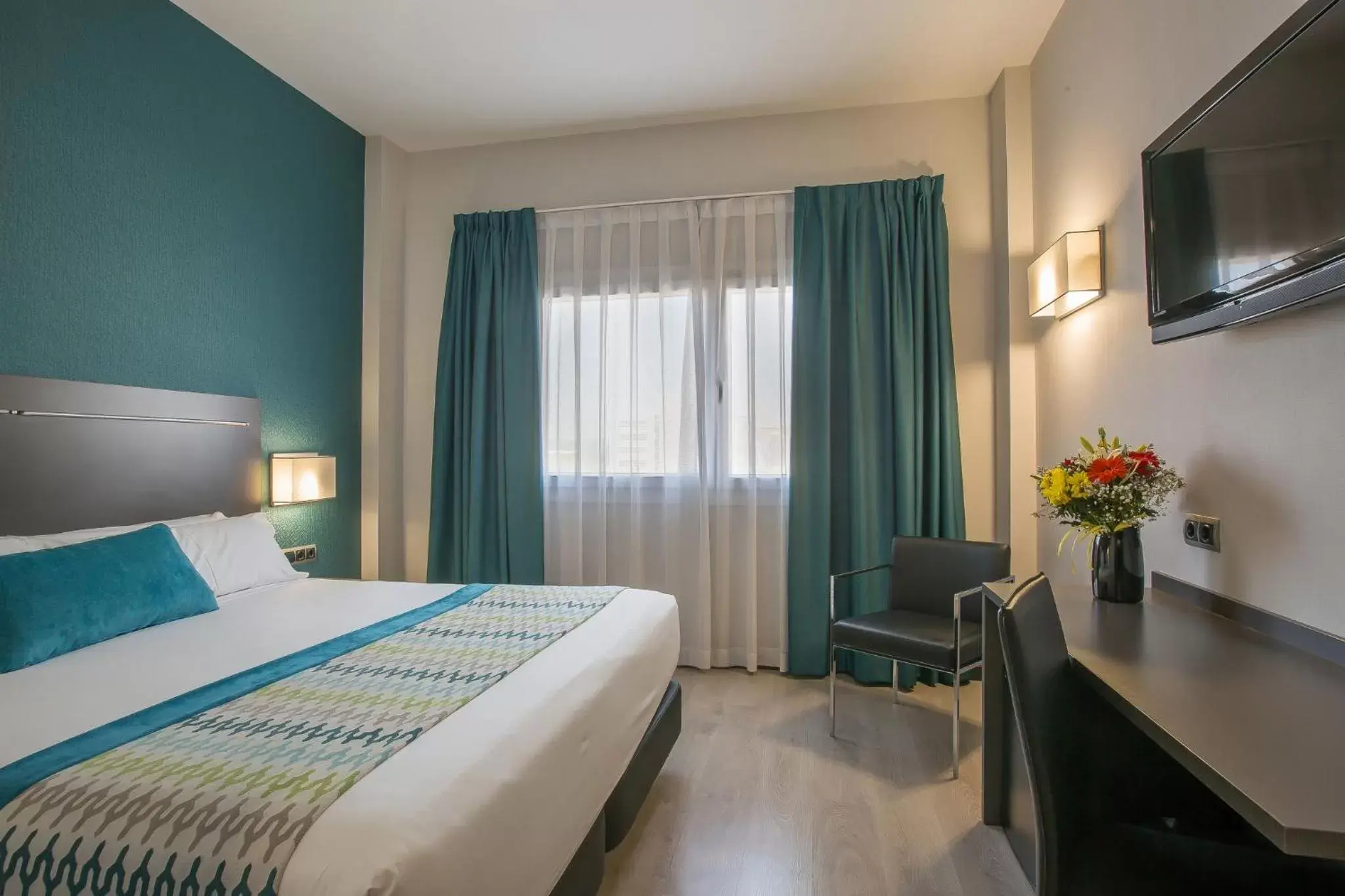 Bed, TV/Entertainment Center in Hotel Venture Sant Cugat
