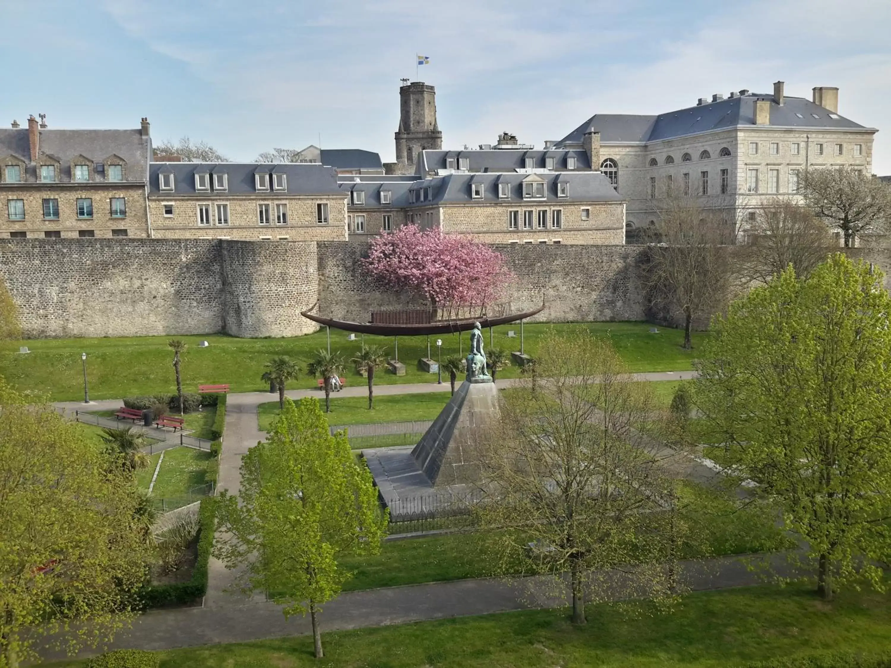 Nearby landmark in La Belle Boulonnaise