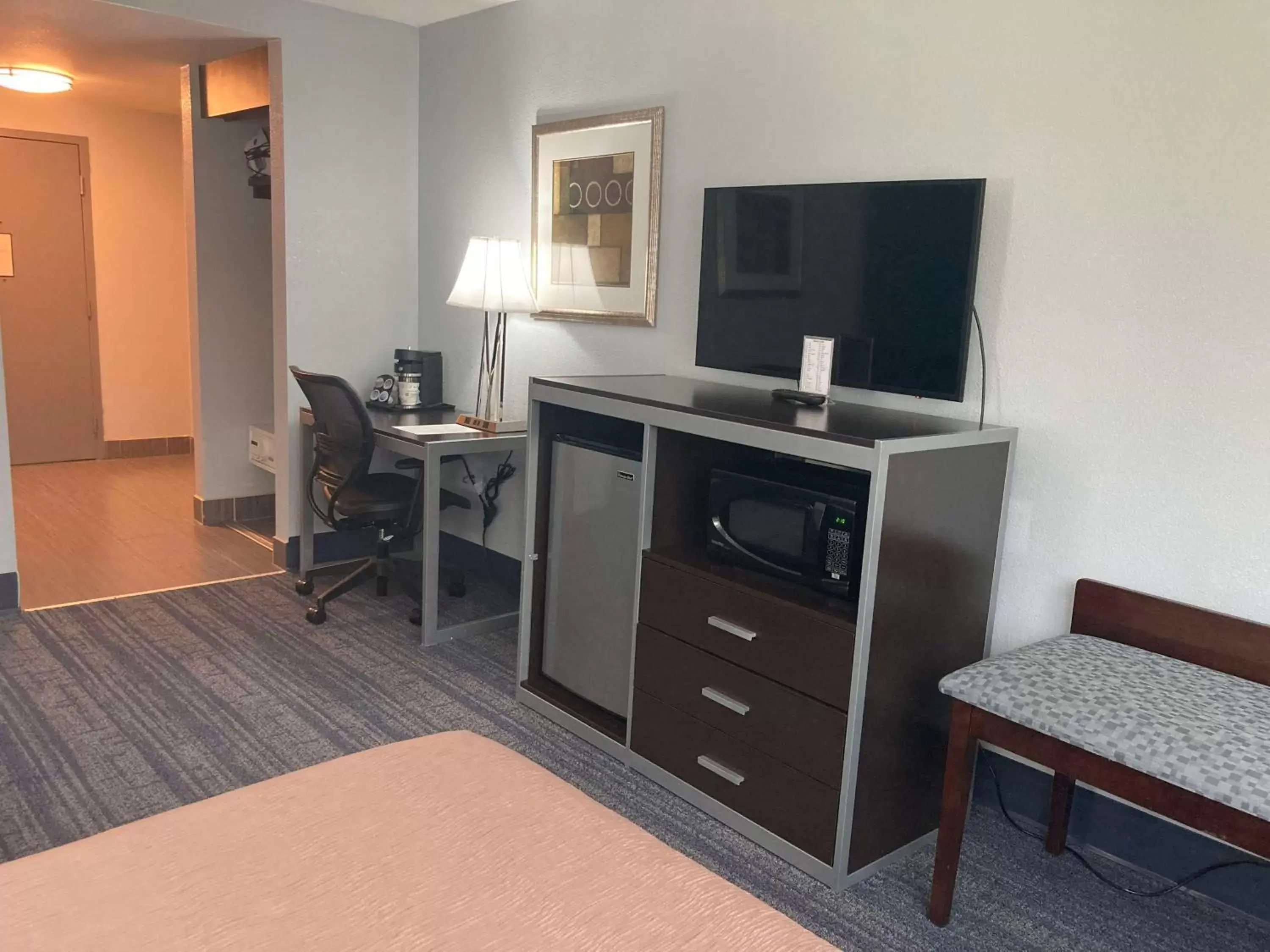 Bedroom, TV/Entertainment Center in Best Western Plus Reading Inn & Suites