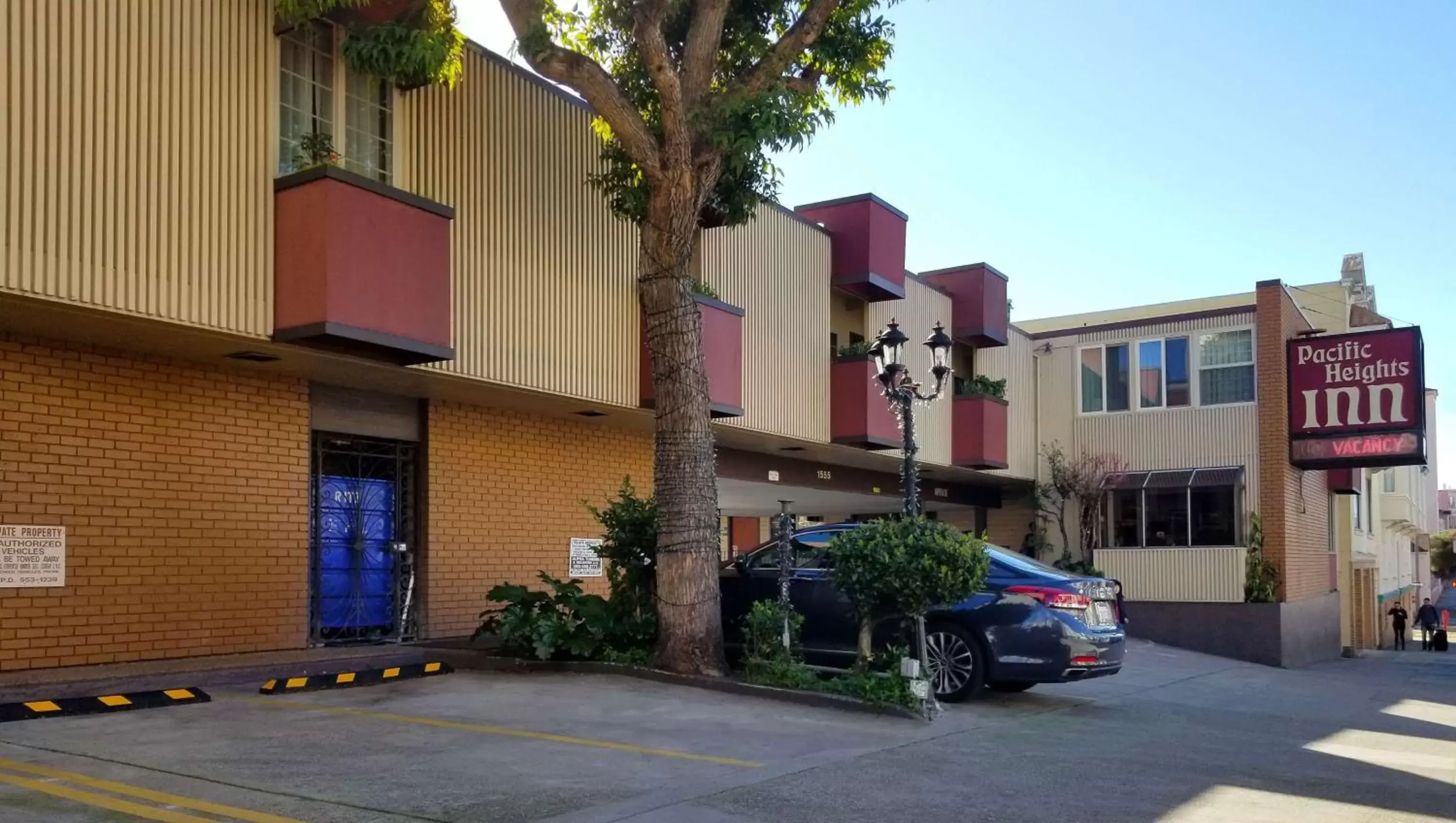 Property building in Pacific Heights Inn