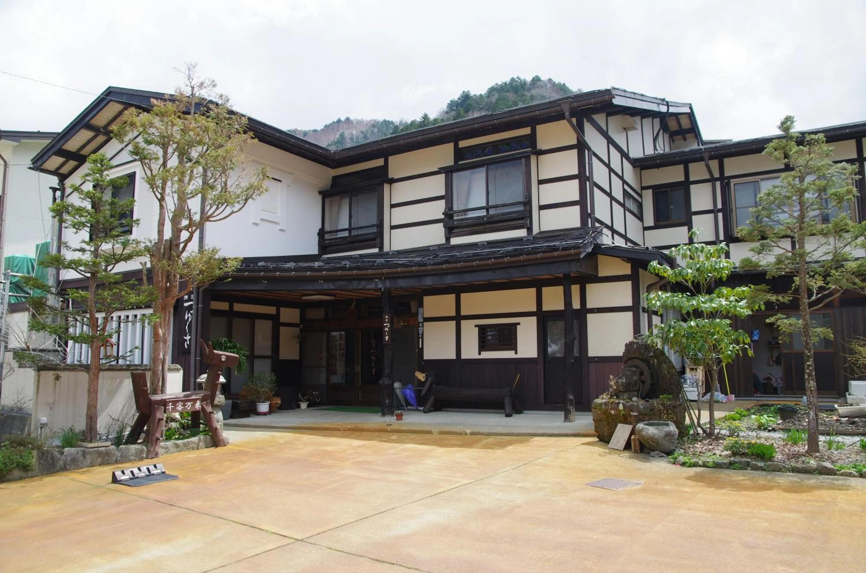 Facade/entrance in Tsuyukusa