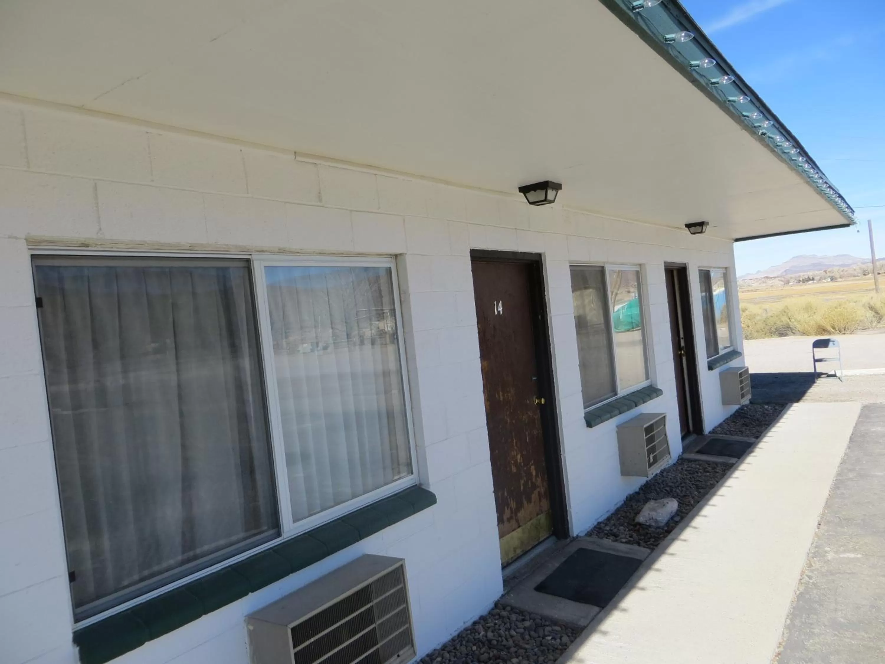 Facade/entrance in Alamo Inn
