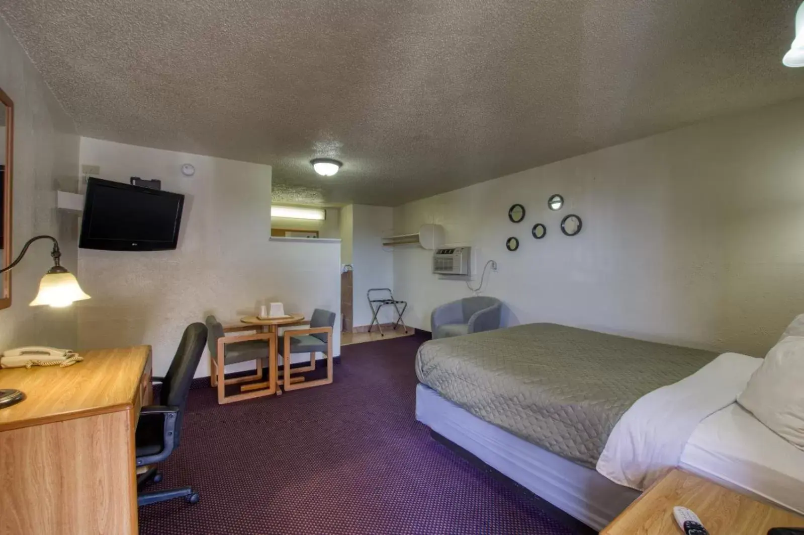 Photo of the whole room in Western Motel