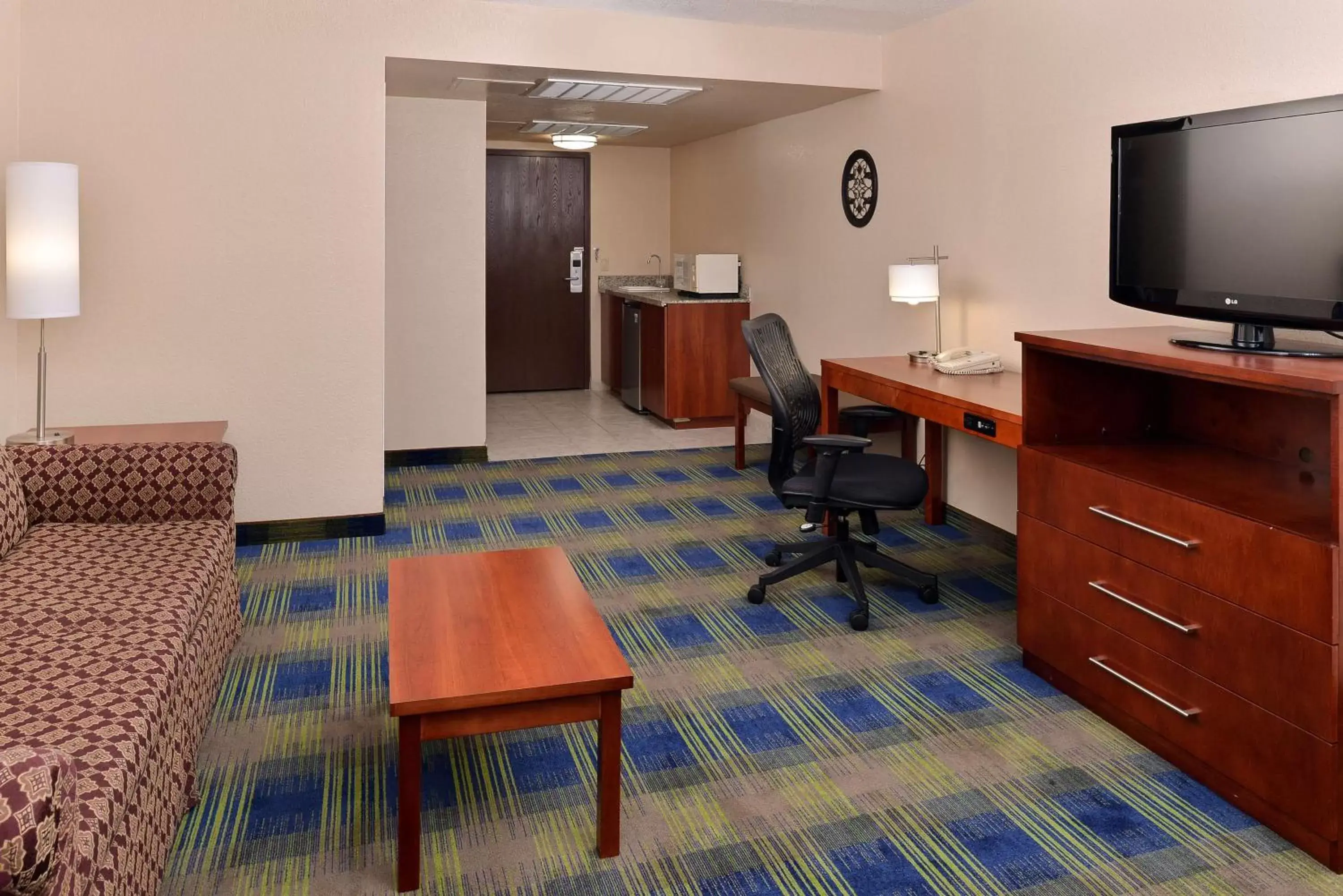 Photo of the whole room, TV/Entertainment Center in Best Western Plus Heritage Inn Ontario Rancho Cucamonga