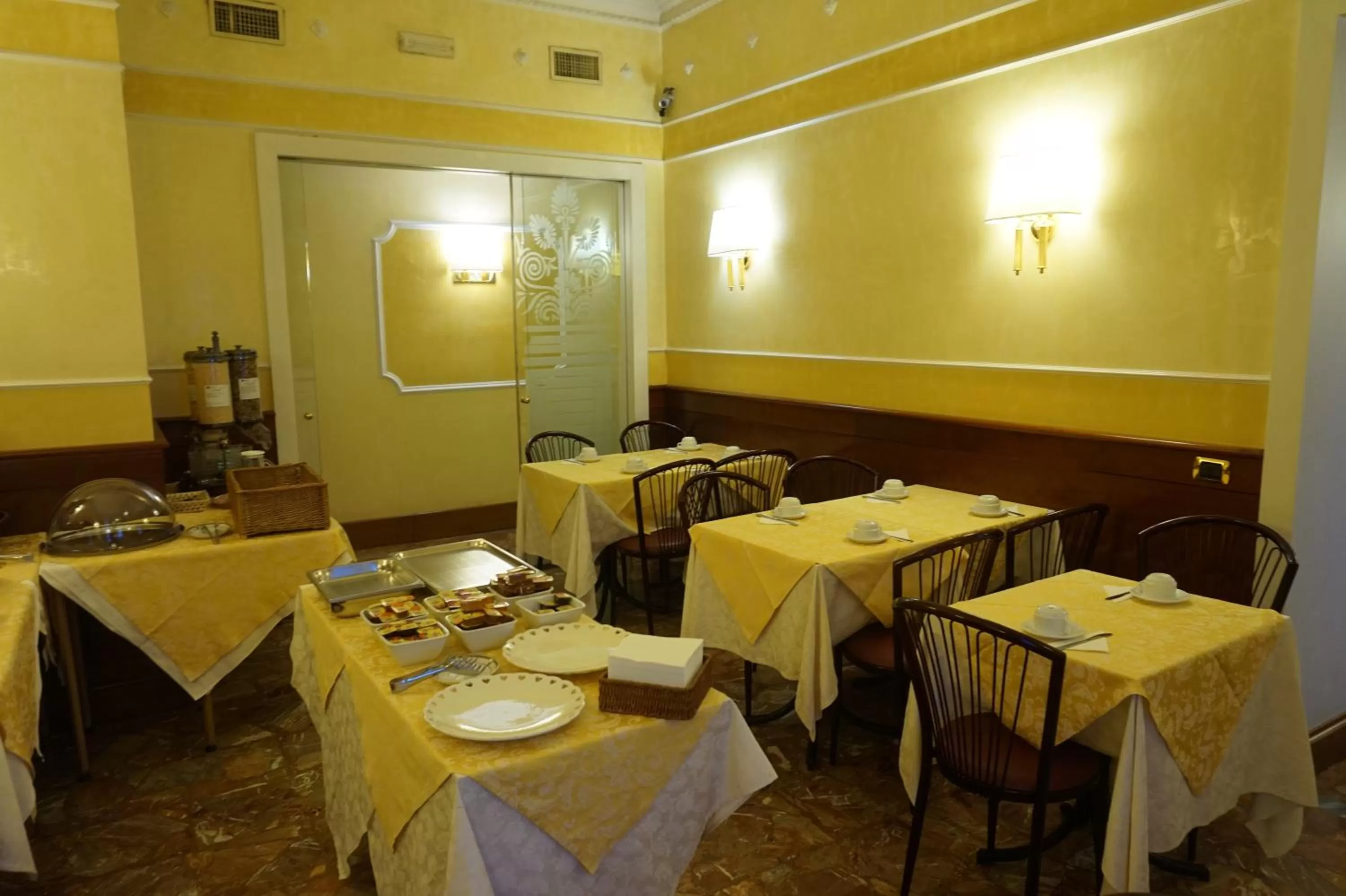 Restaurant/places to eat in Hotel Miami