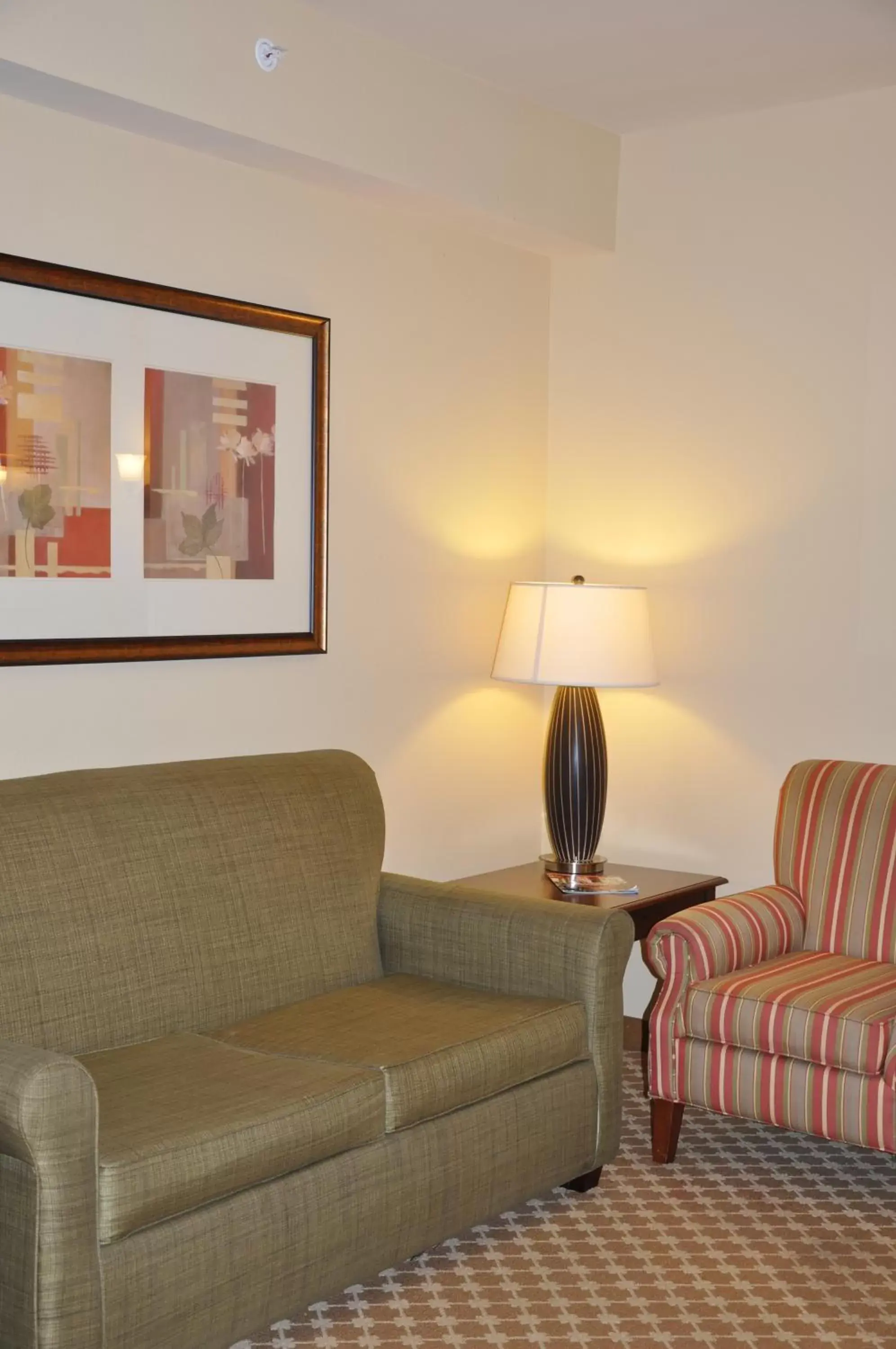 Seating Area in Country Inn & Suites by Radisson, Covington, LA