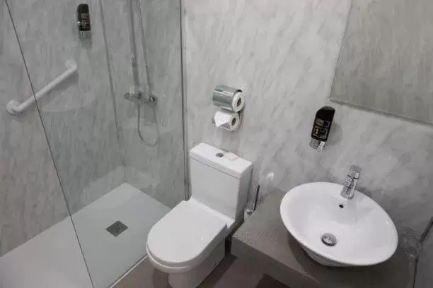 Bathroom in Cahir House Hotel