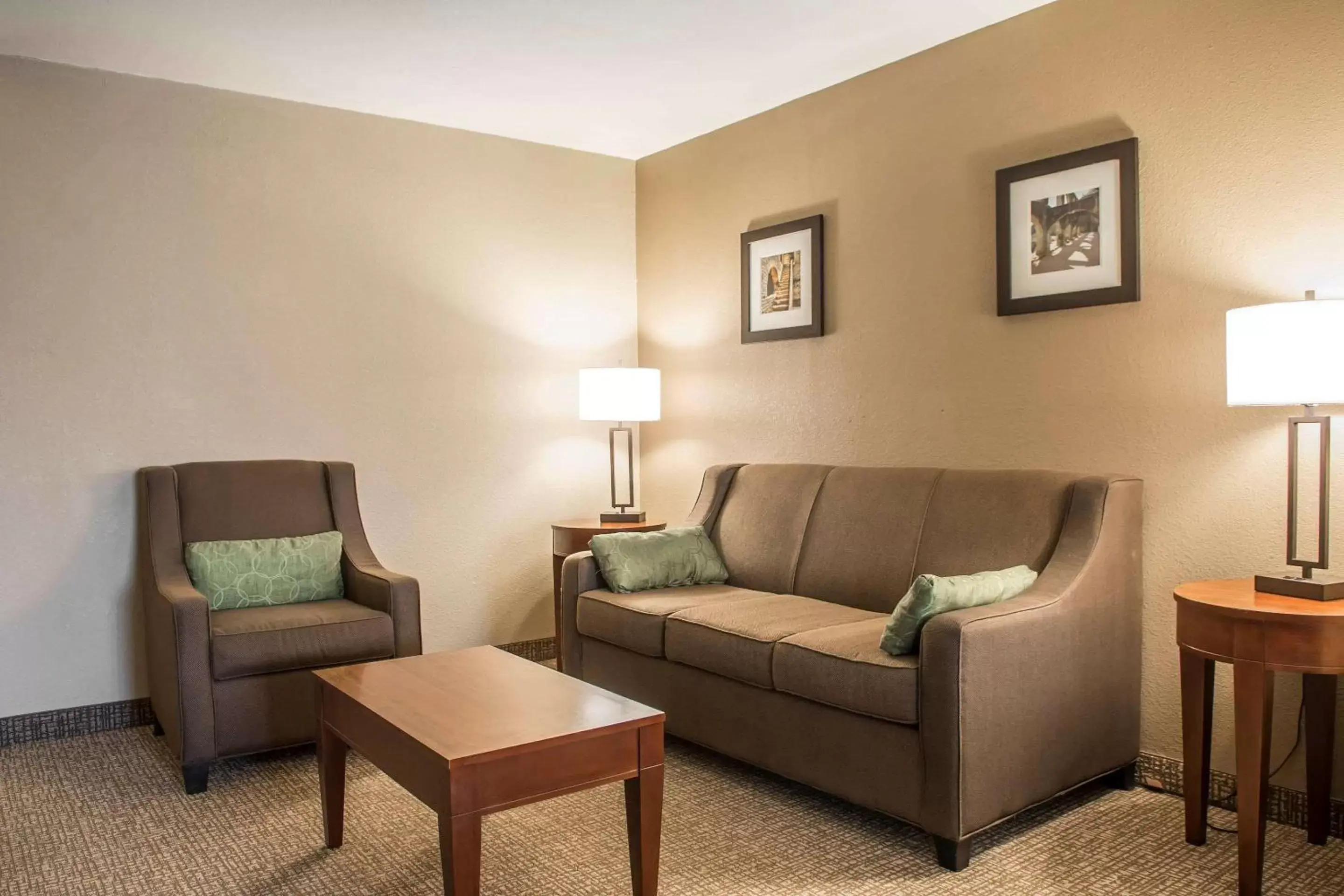 Photo of the whole room, Seating Area in Comfort Inn Edinburg South