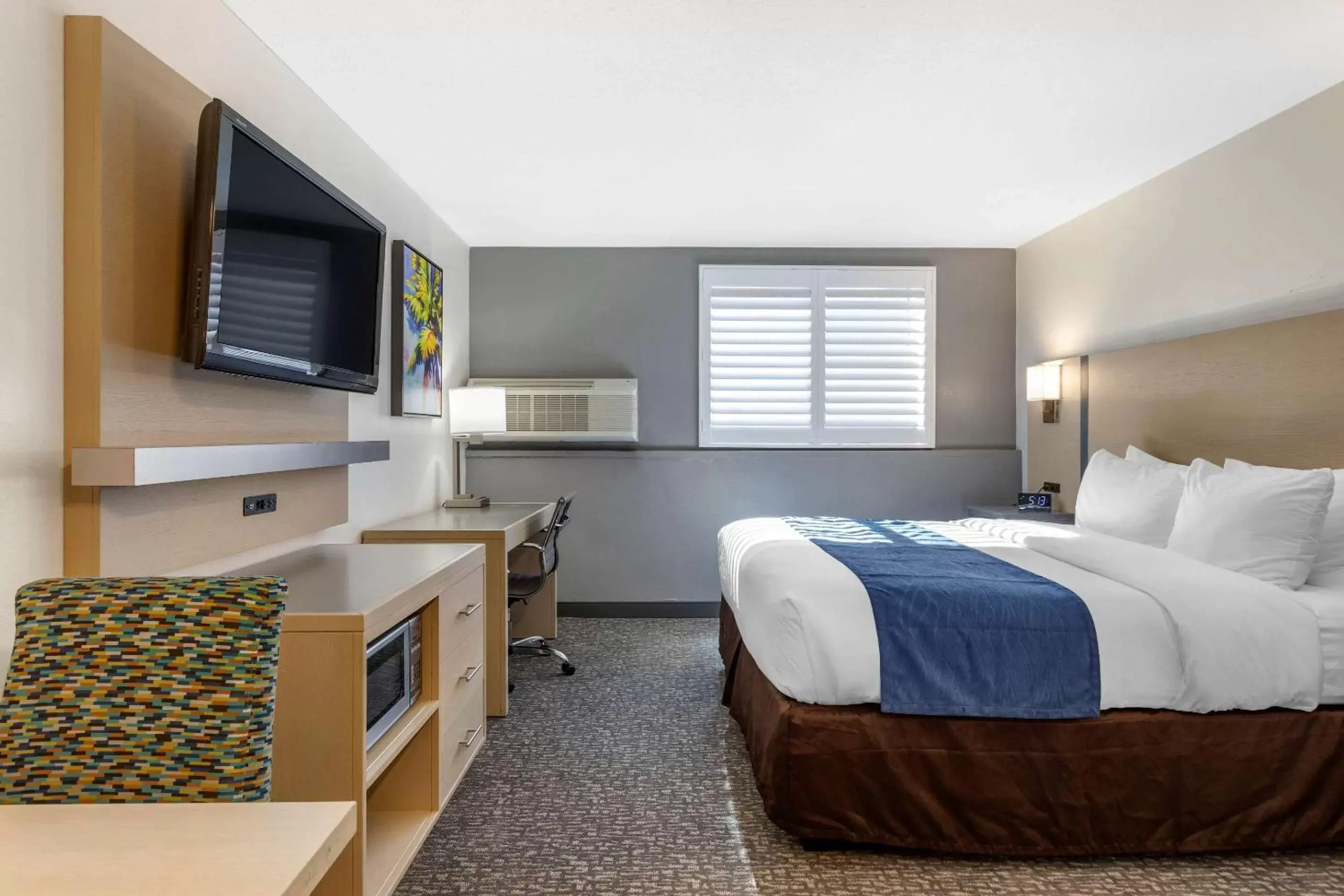 Larger Room, 1 King Bed, Wet Bar, Non Smoking in Comfort Inn San Diego Miramar