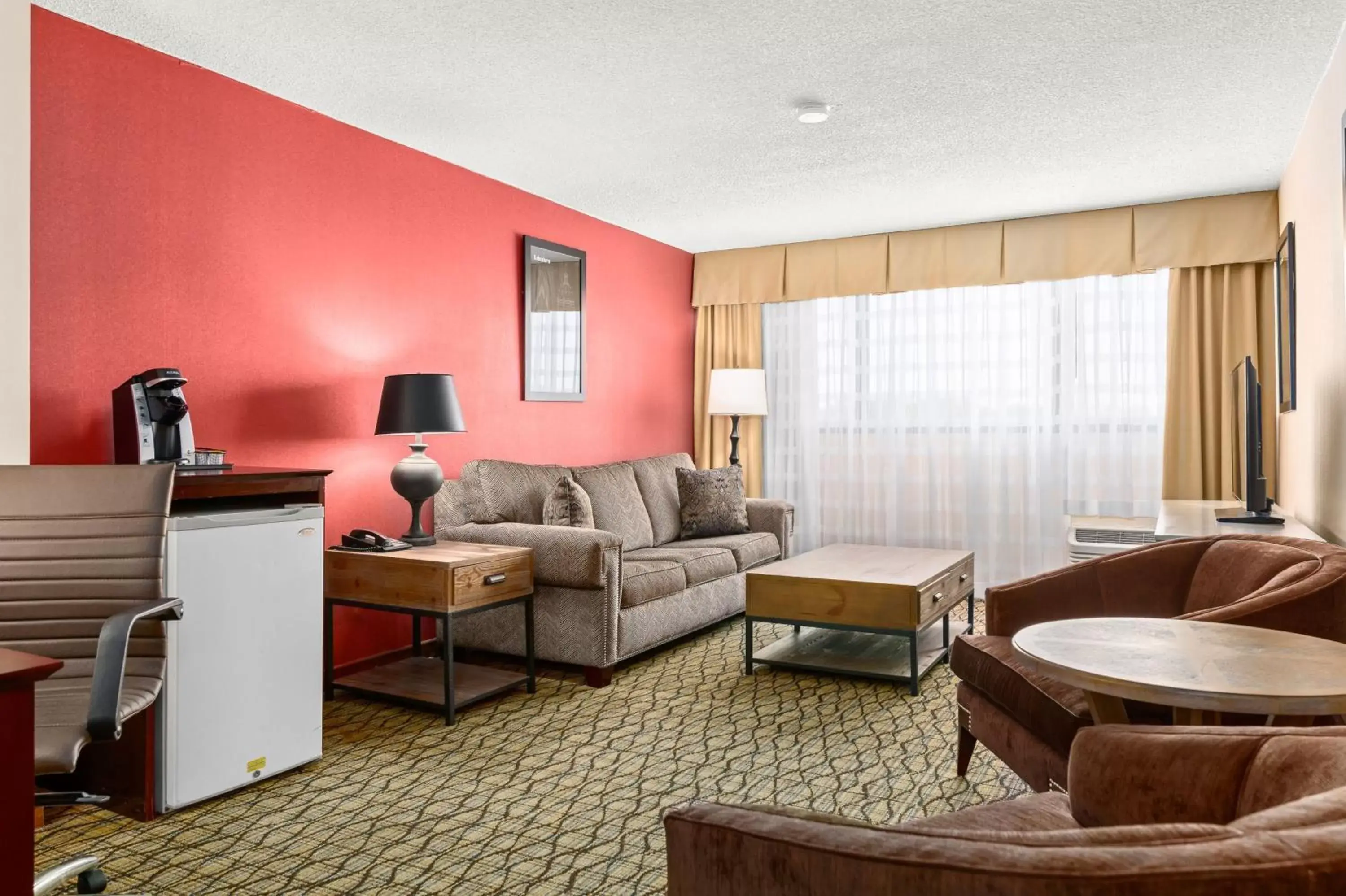 Photo of the whole room, Seating Area in Holiday Inn Johnson City, an IHG Hotel