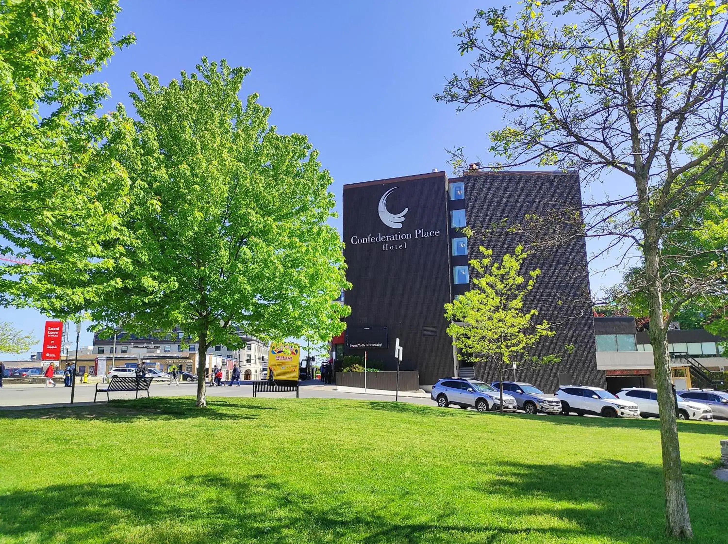 Property building, Garden in Confederation Place Hotel