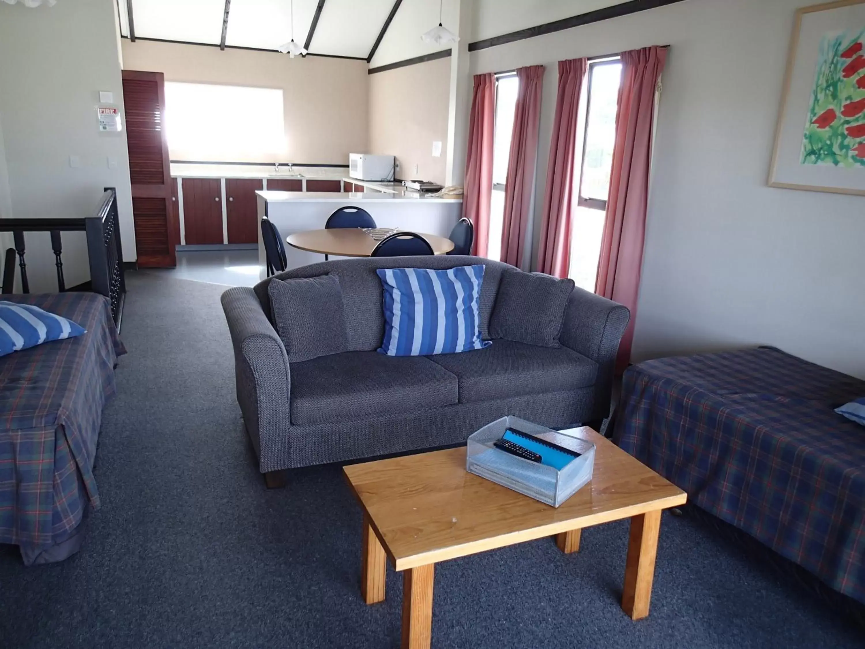 Bed, Seating Area in Mountain View Motel