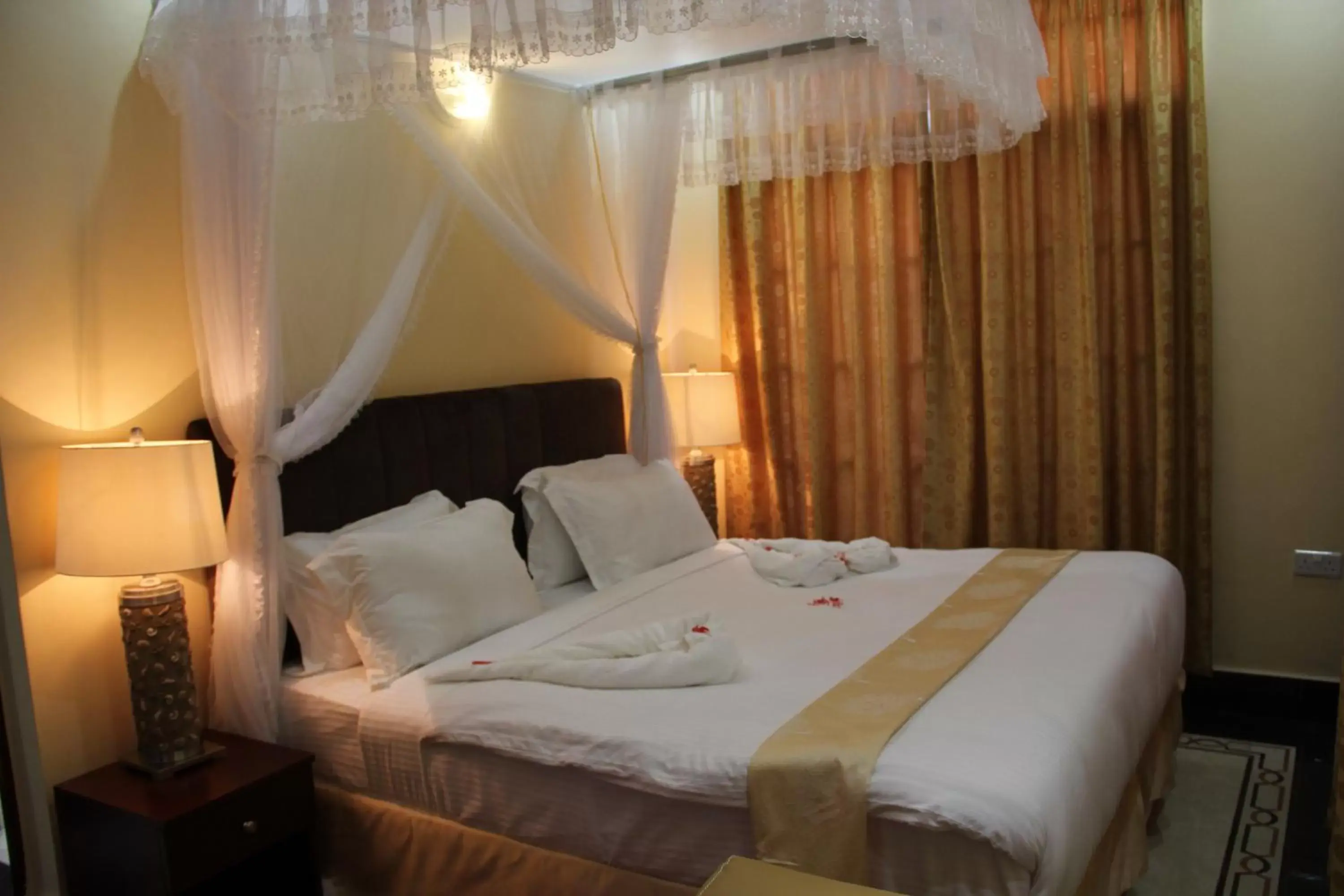 Bed in Lantana Hotel
