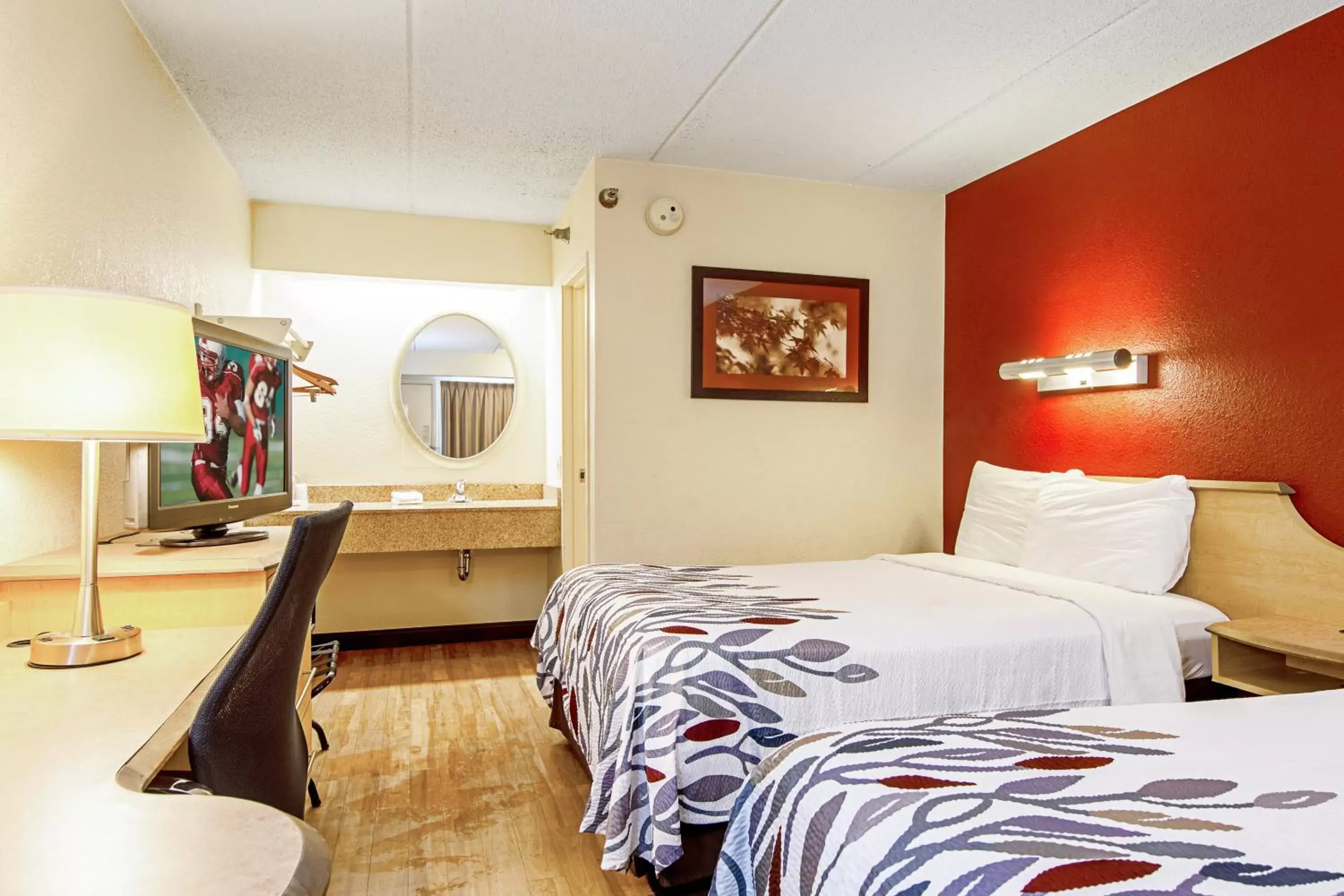 Photo of the whole room, Bed in Red Roof Inn Greensboro Airport