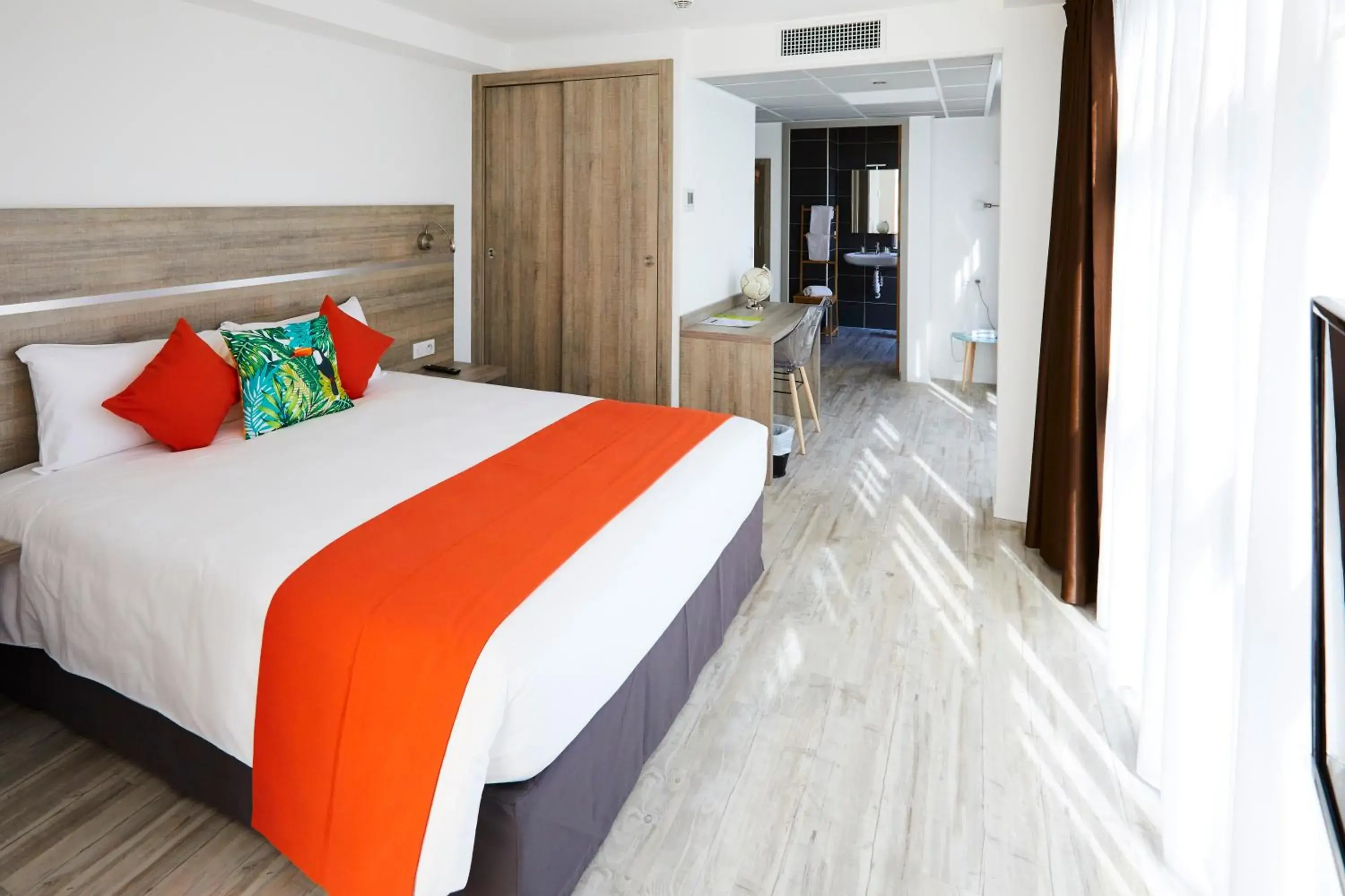 Day, Bed in Appart' Hotel La Girafe Marseille