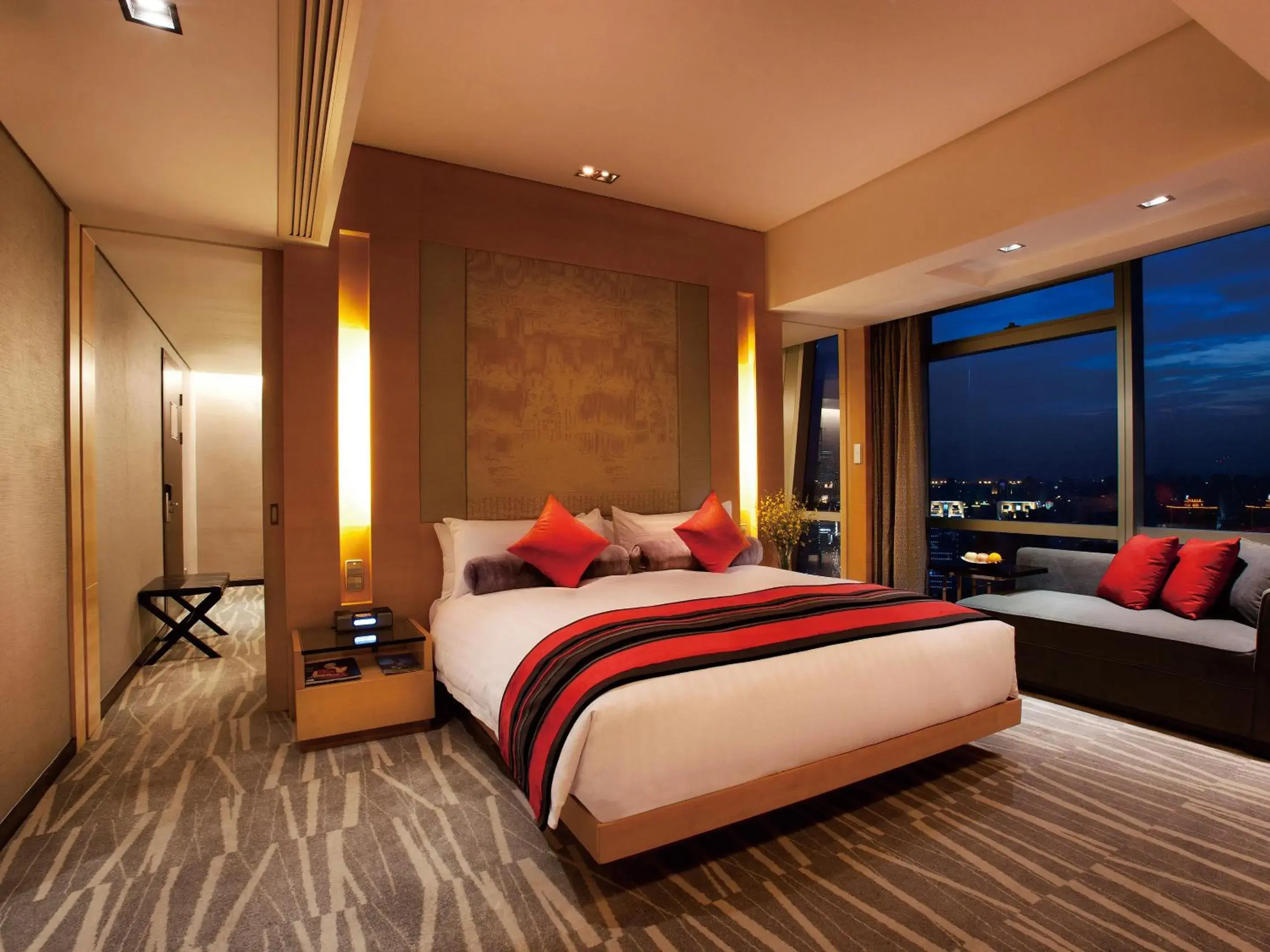 Photo of the whole room, Bed in The Longemont Shanghai