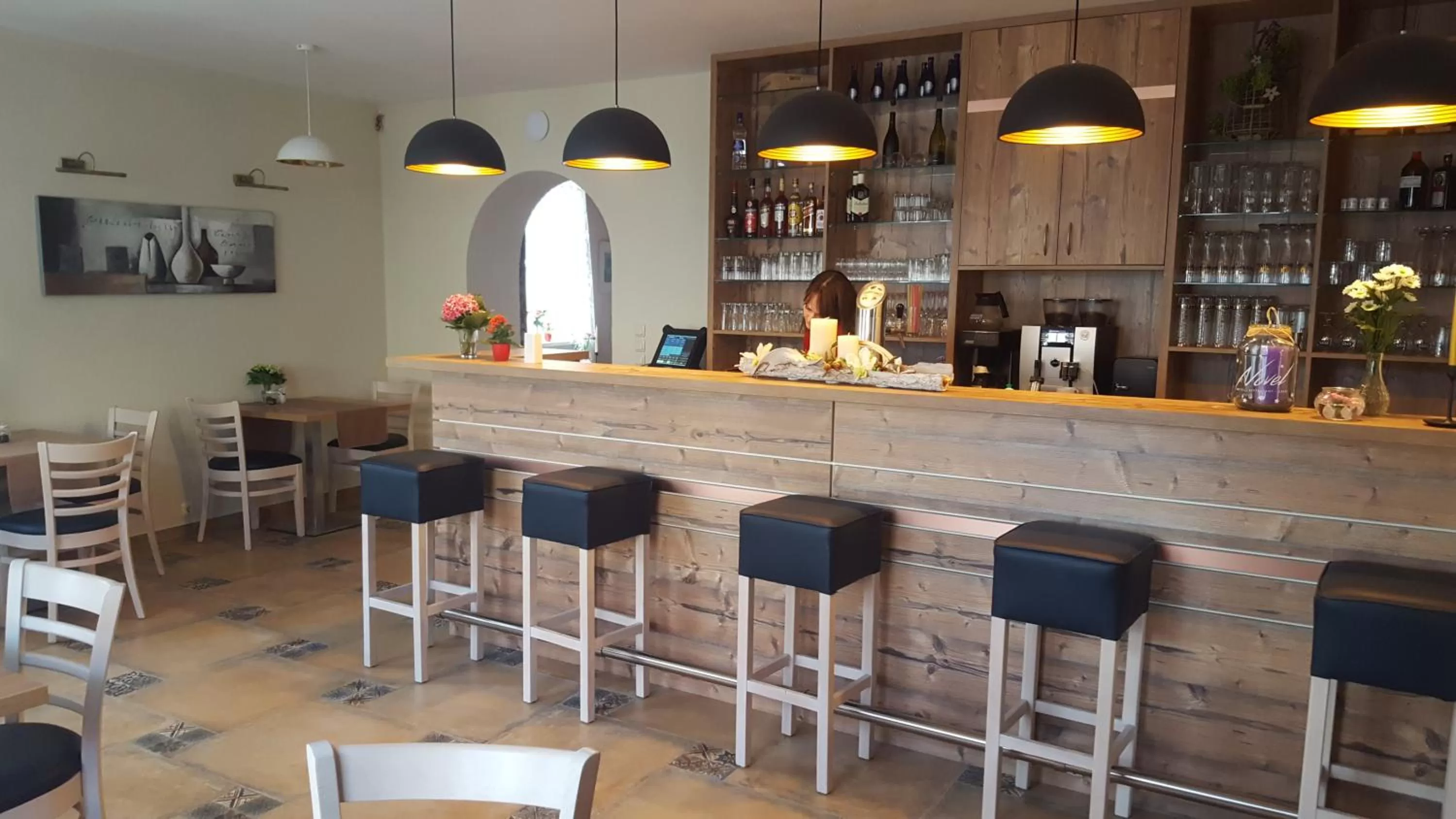 Restaurant/places to eat in Novel Hotel