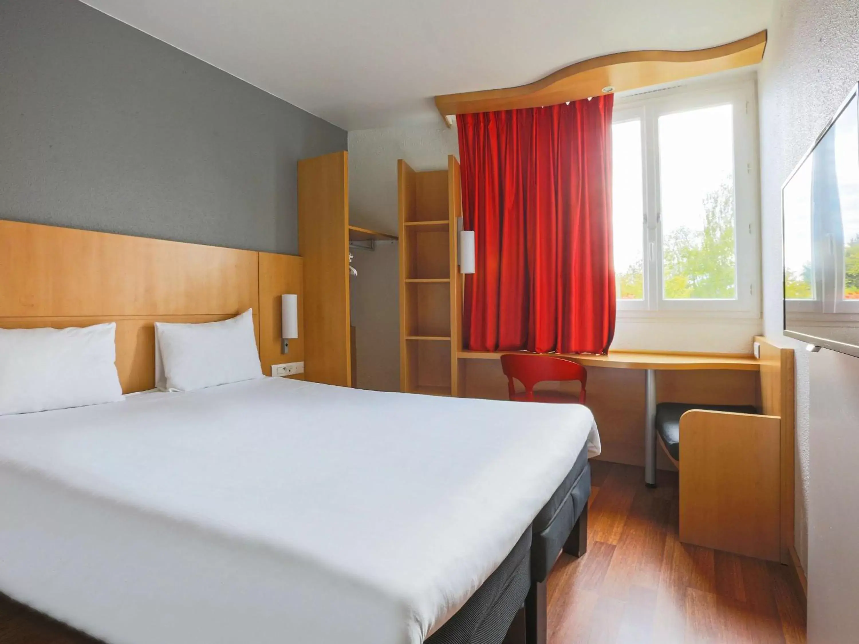Photo of the whole room, Bed in ibis Chalons en Champagne