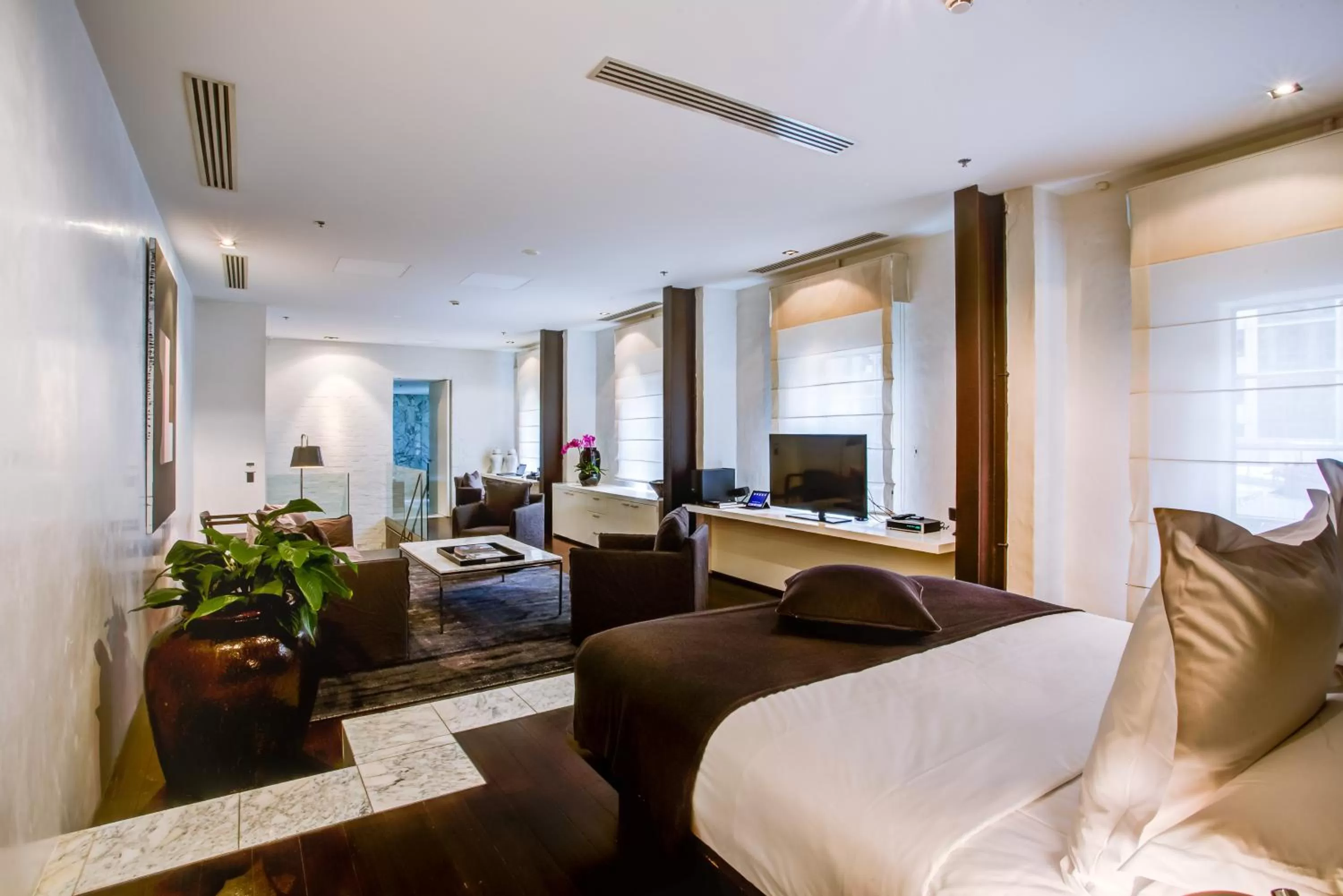 Communal lounge/ TV room, Bed in Establishment Hotel