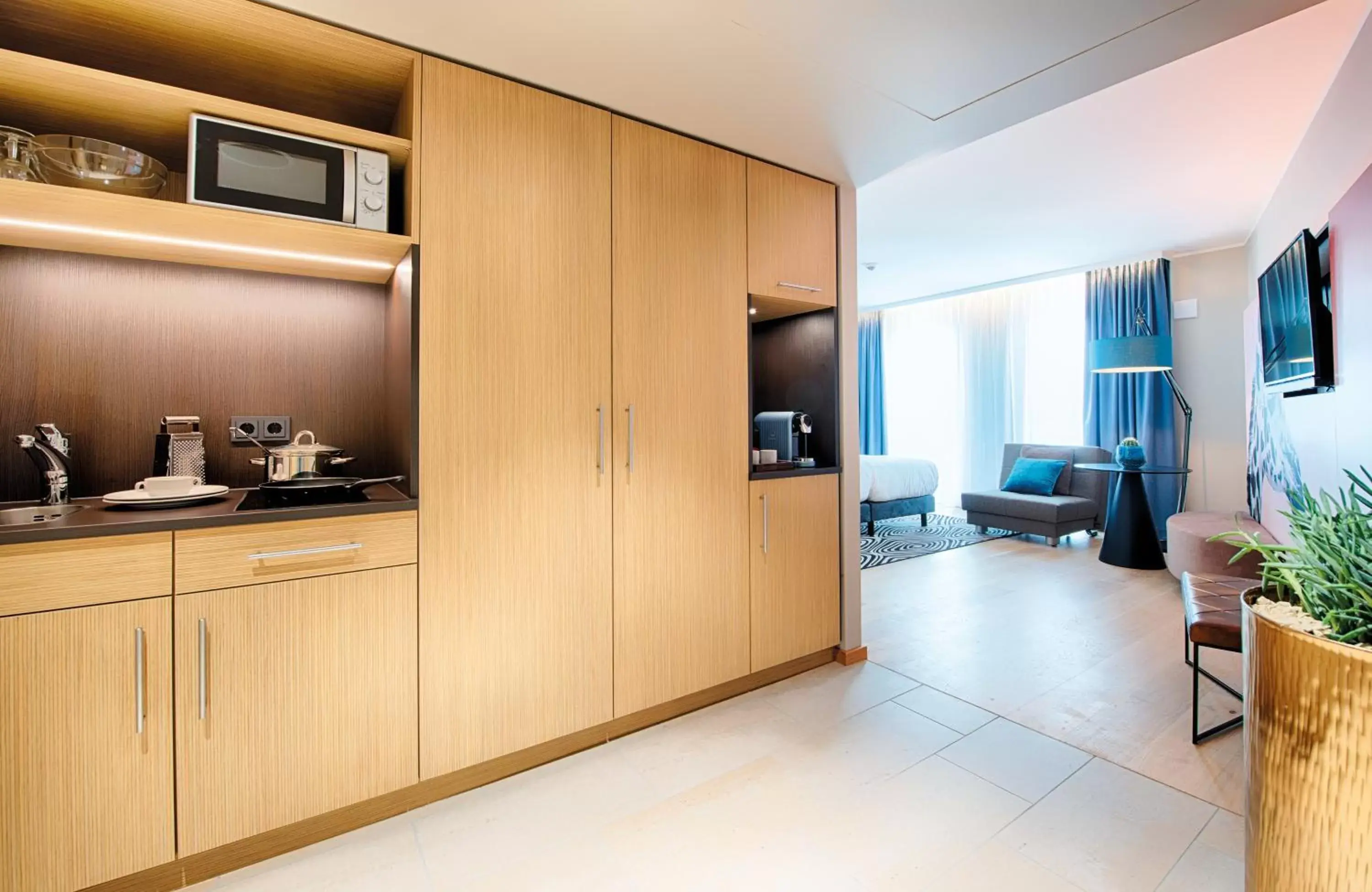 Photo of the whole room, Kitchen/Kitchenette in NYX Hotel Munich by Leonardo Hotels