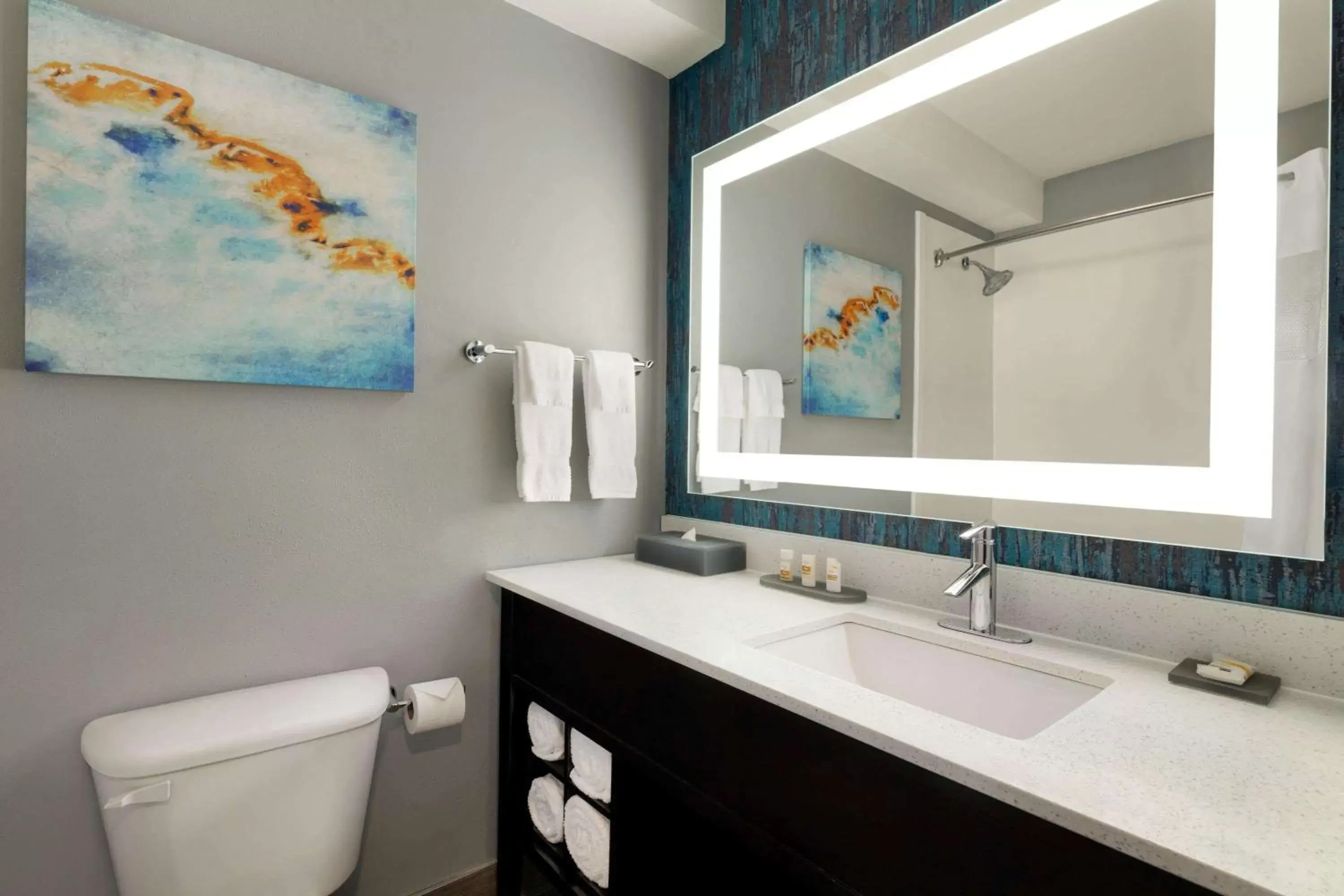 Bathroom in La Quinta by Wyndham Salem OR