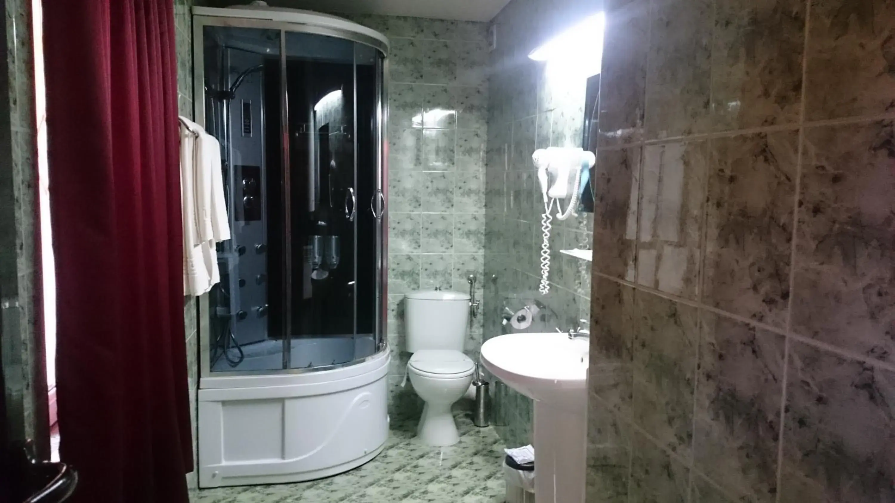 Shower, Bathroom in Rimini Club Inn & Suites