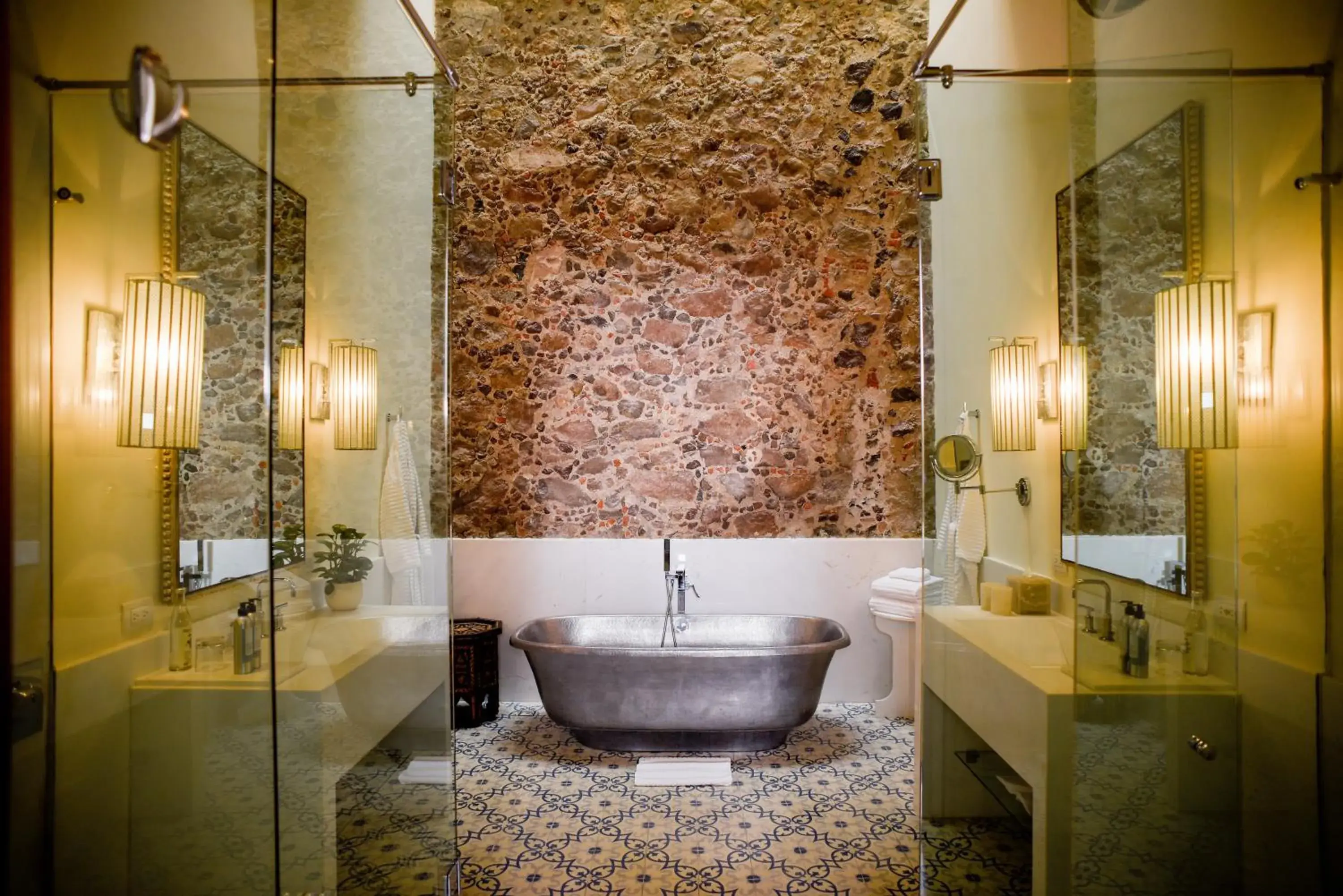 Bathroom in HOTEL CASA BLANCA 7