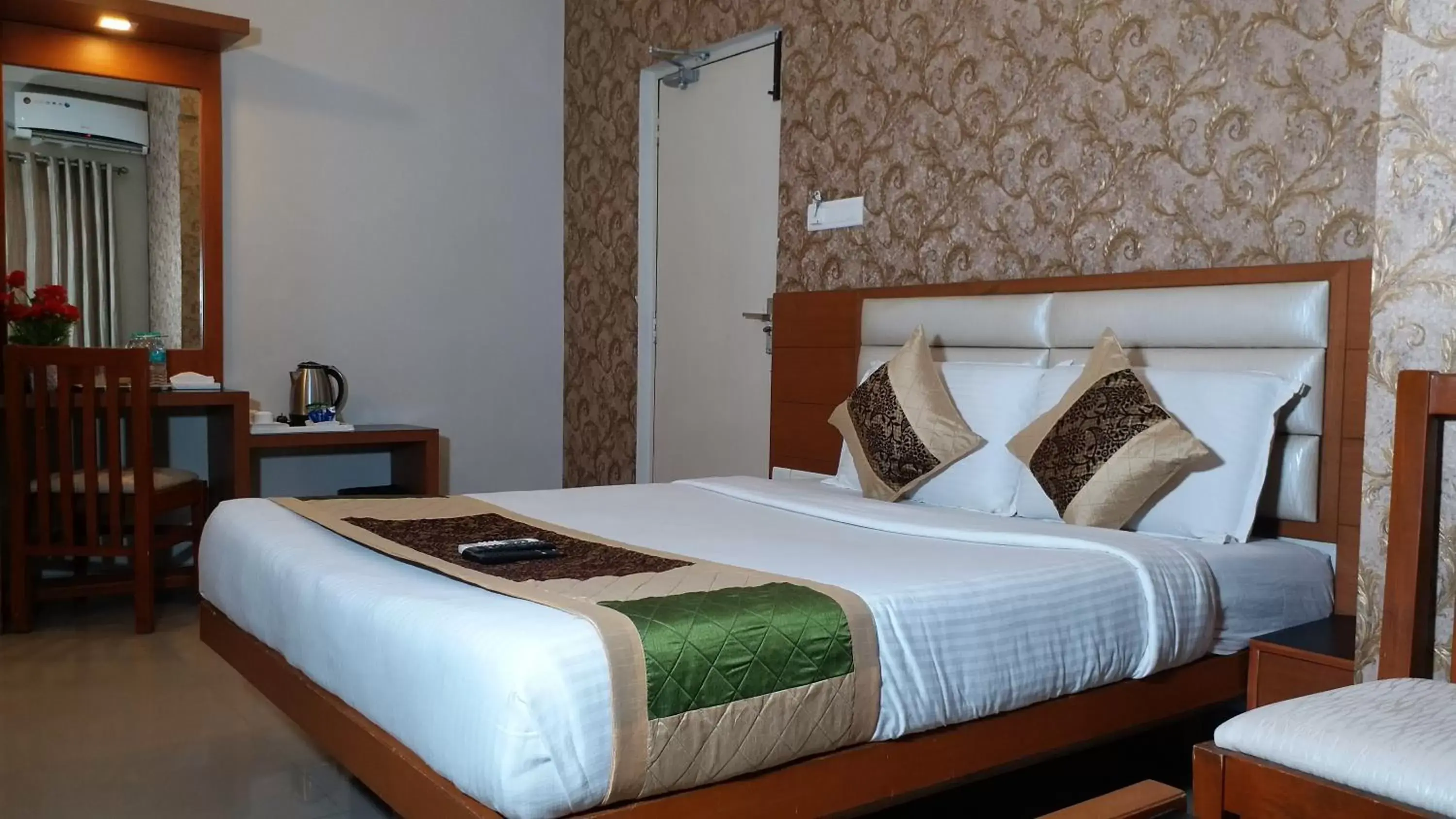 Bed in Zaith Residency Near US Consulate & Apollo hospitals