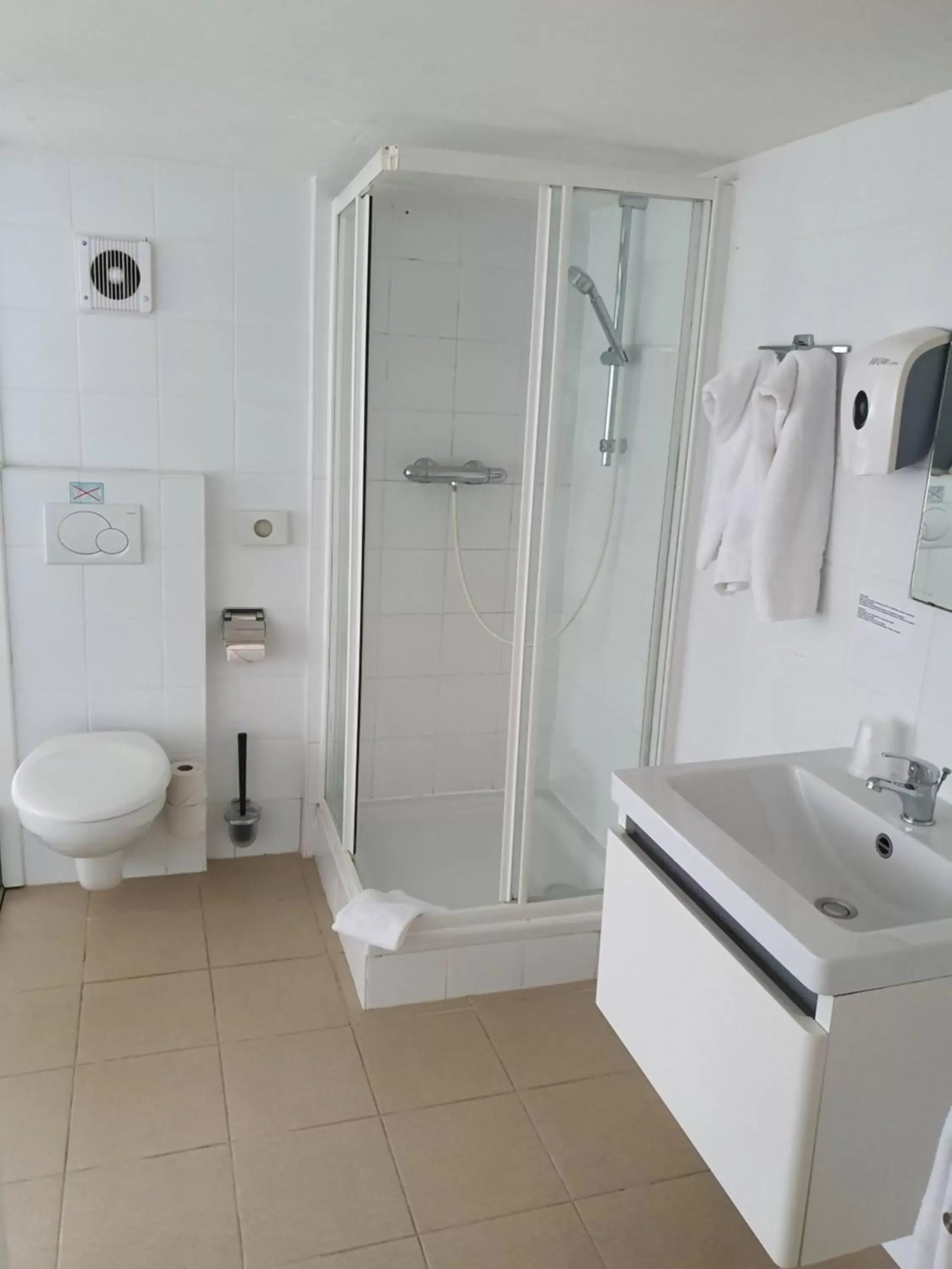 Bathroom in Canalview Hotel Ter Reien