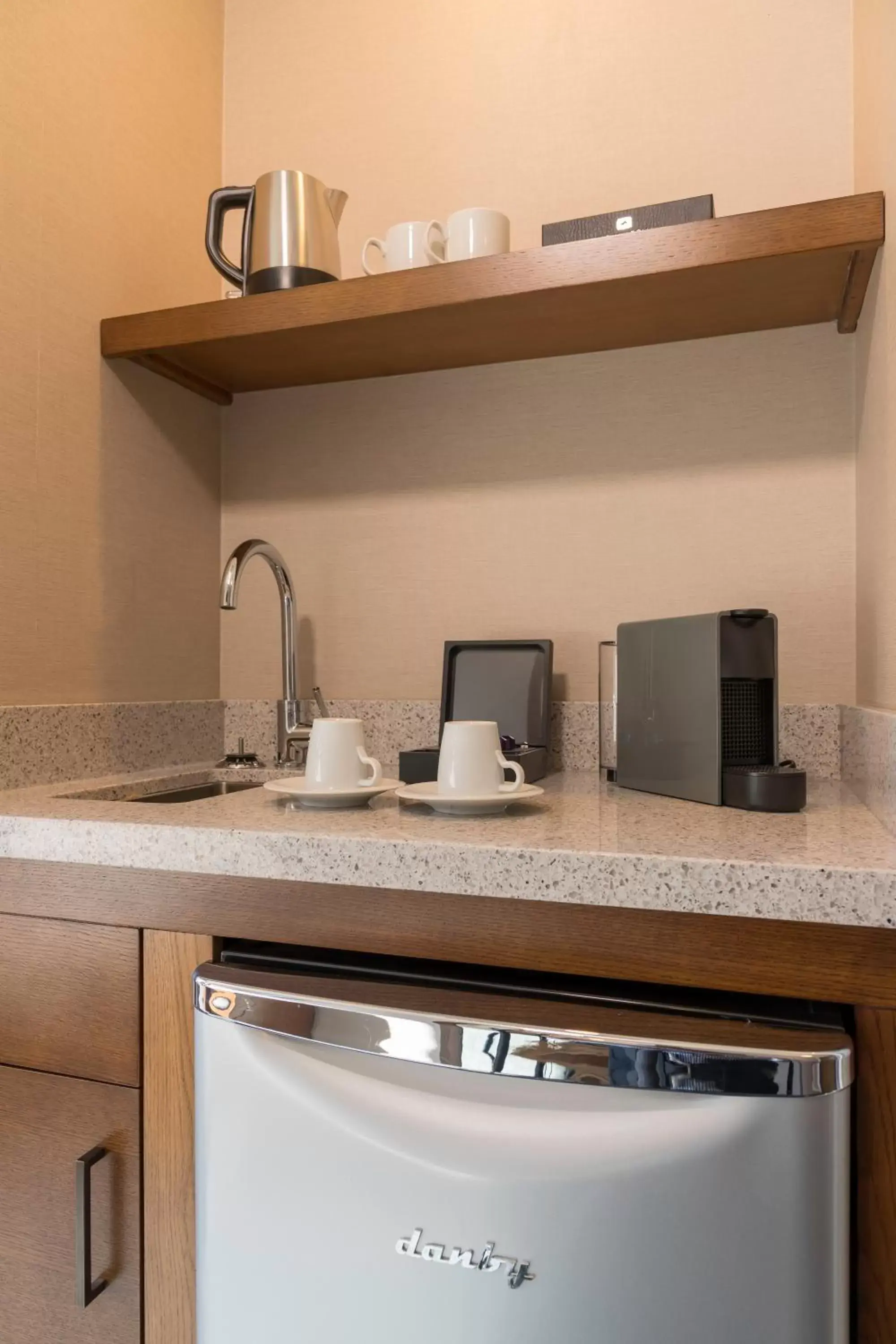 Coffee/tea facilities, Kitchen/Kitchenette in The Malcolm Hotel