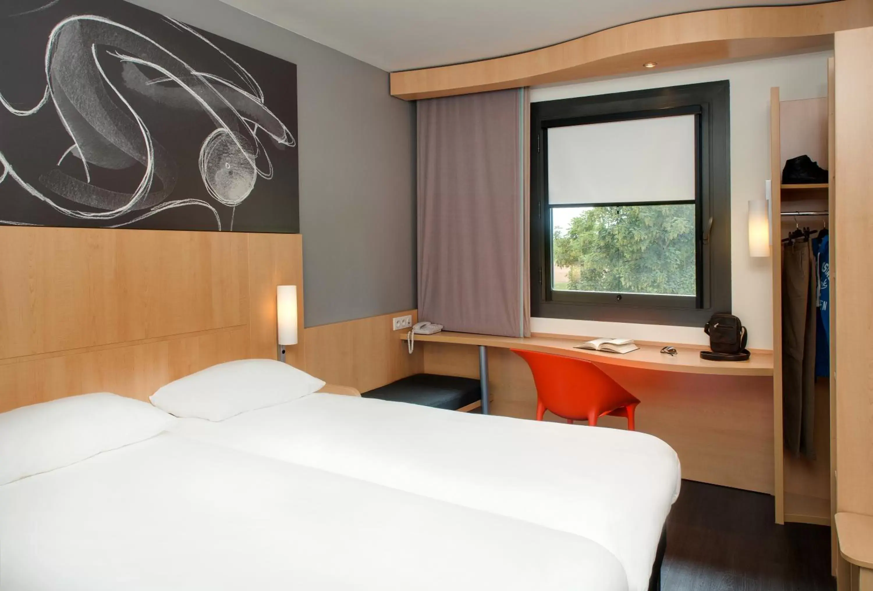 Bed, Room Photo in ibis Montceau les Mines