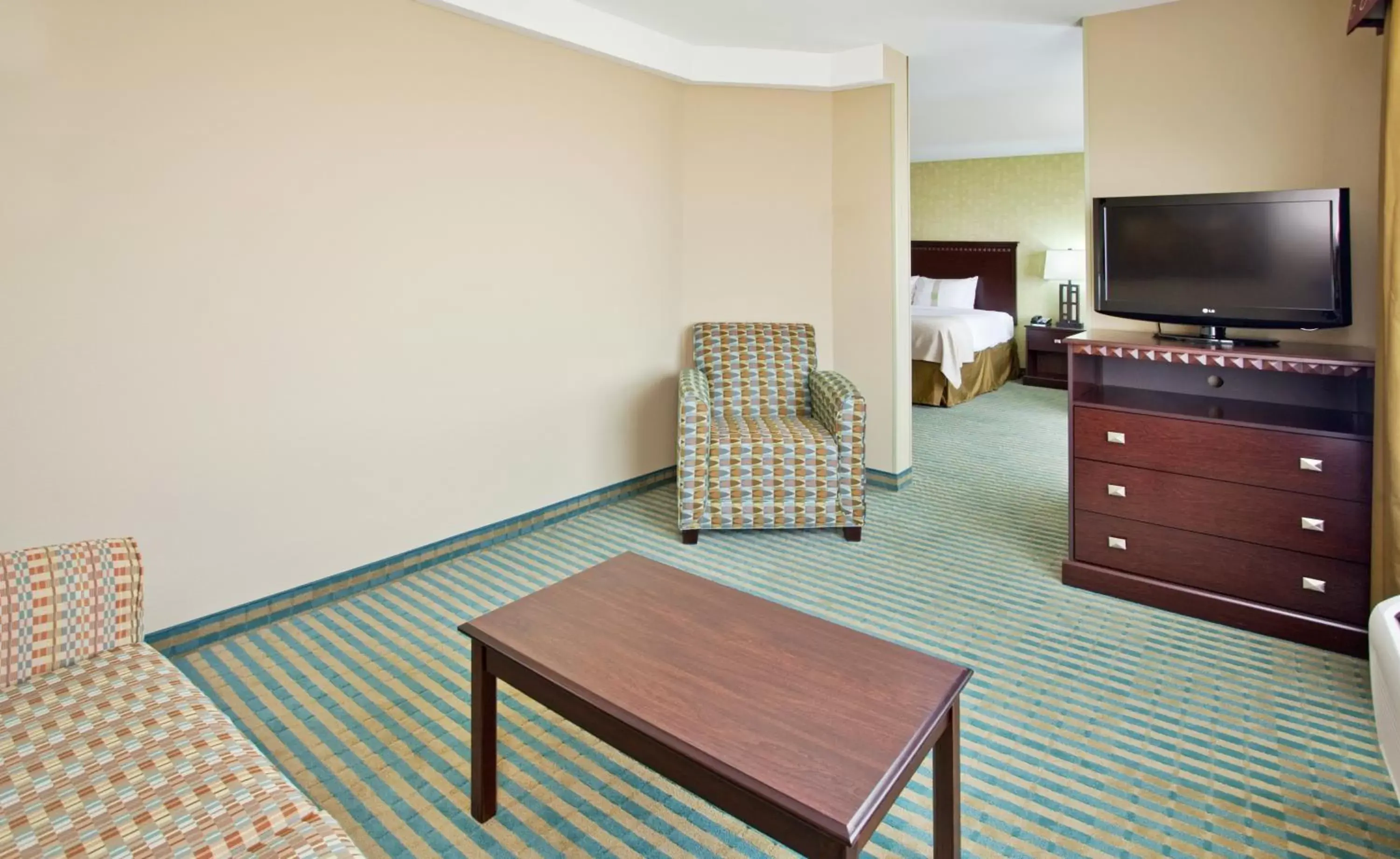 Photo of the whole room, TV/Entertainment Center in Holiday Inn Columbia East, an IHG Hotel