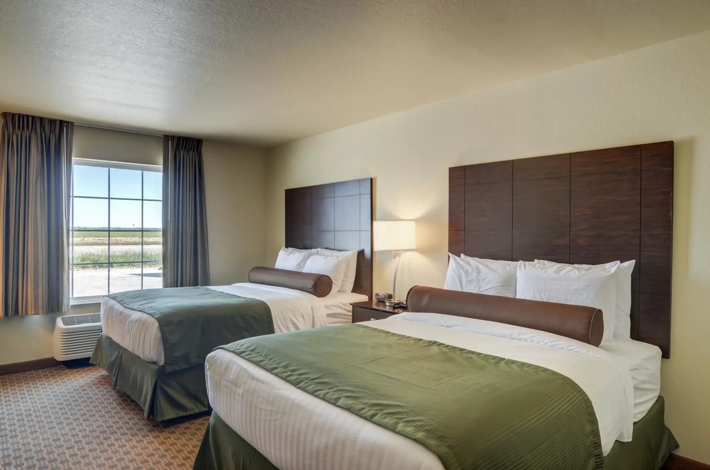 Photo of the whole room, Bed in Cobblestone Inn & Suites - Oberlin