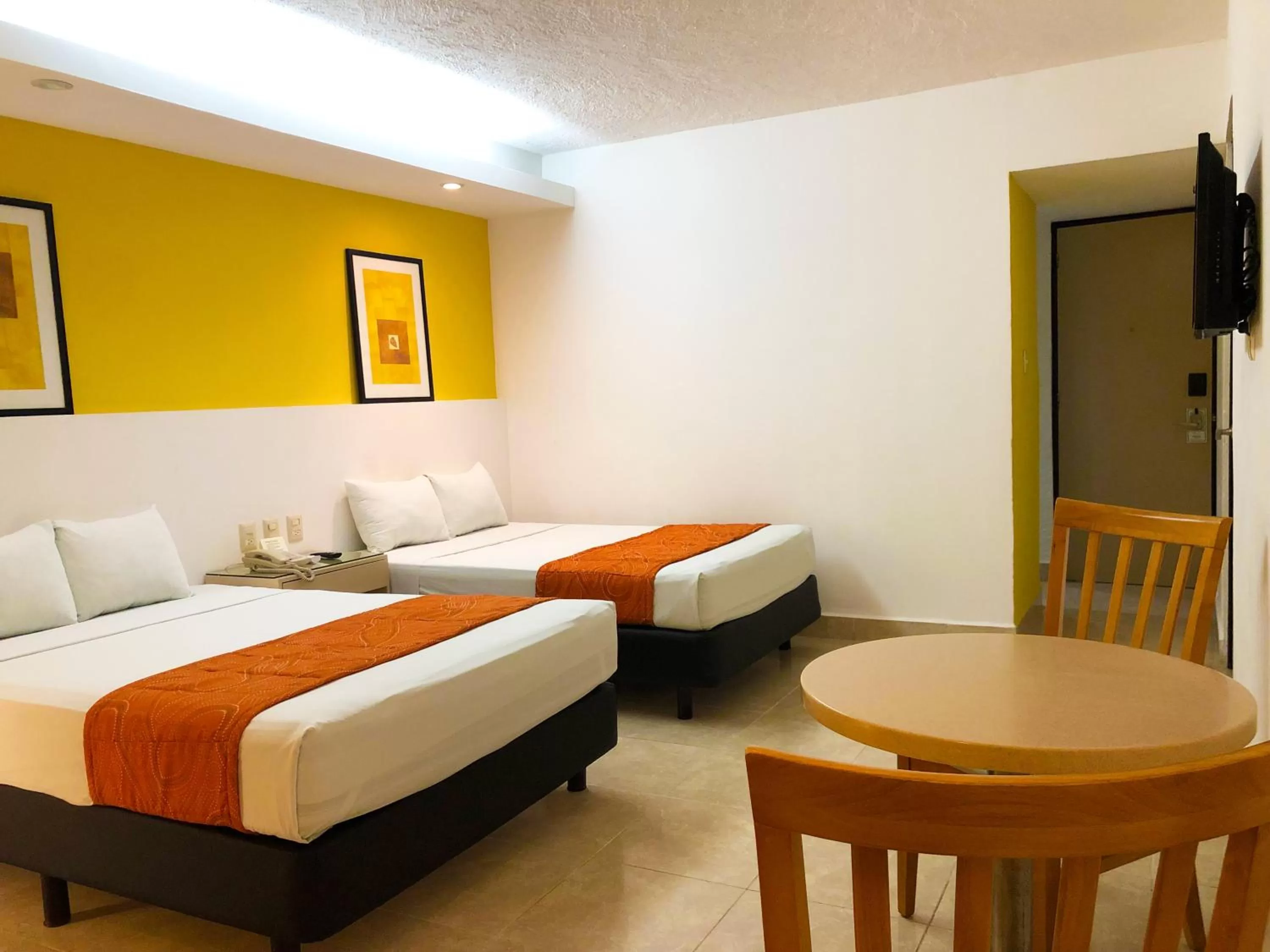 Photo of the whole room, Bed in Hotel Los Cocos Chetumal