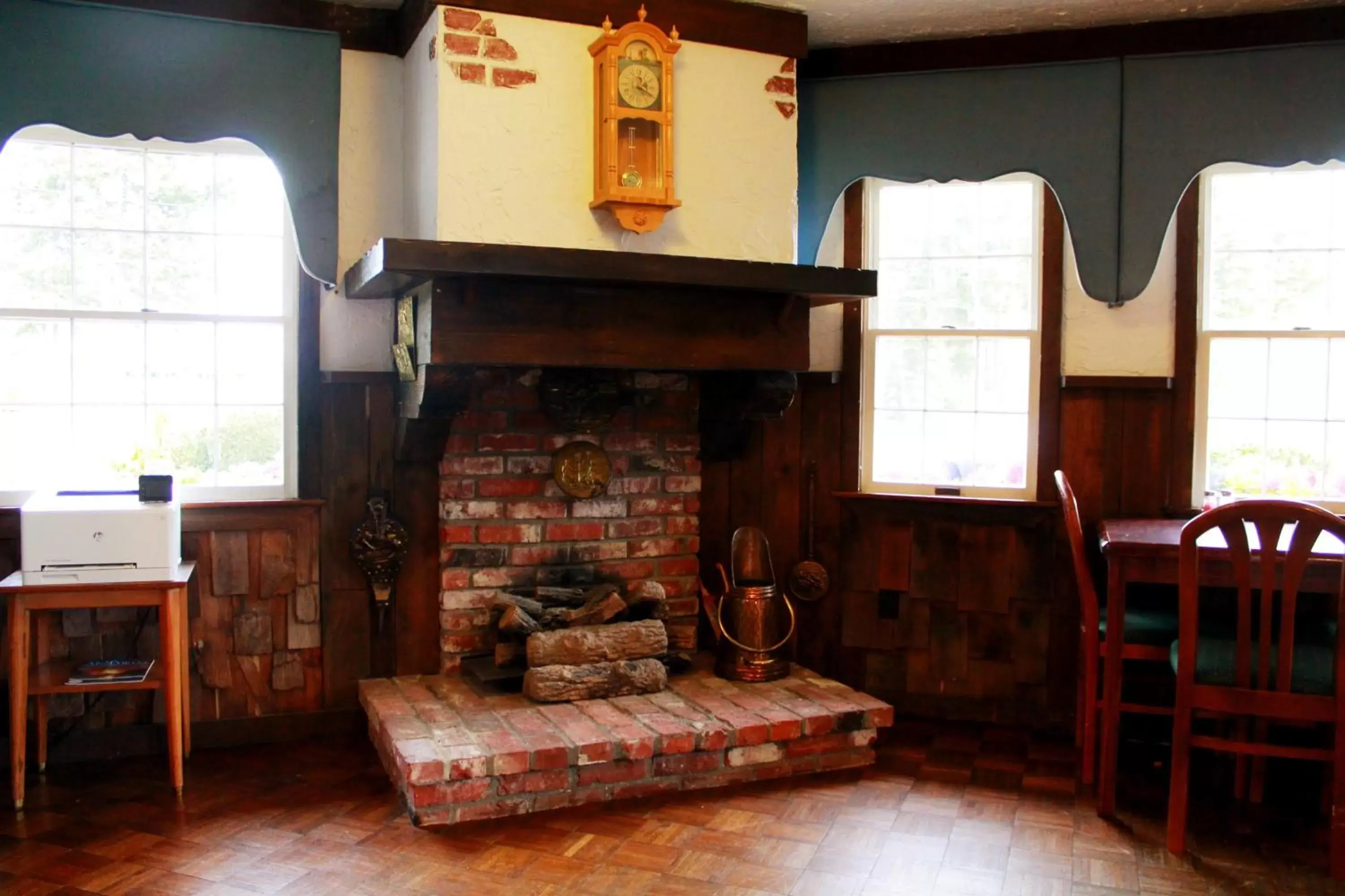 Facade/entrance, Seating Area in Auld Holland Inn